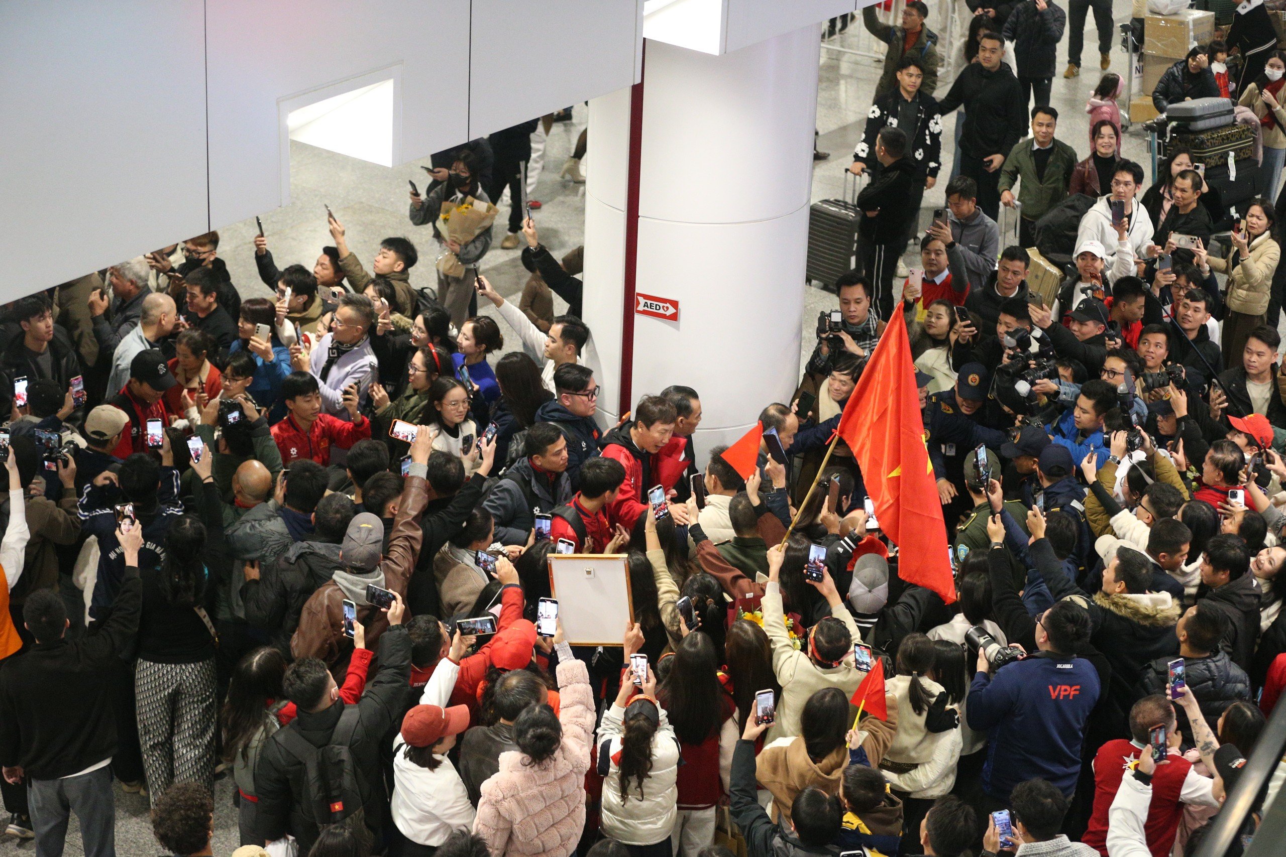 Fan quây kín chào đón HLV Kim Sang Sik và U23 Việt Nam về nước 6