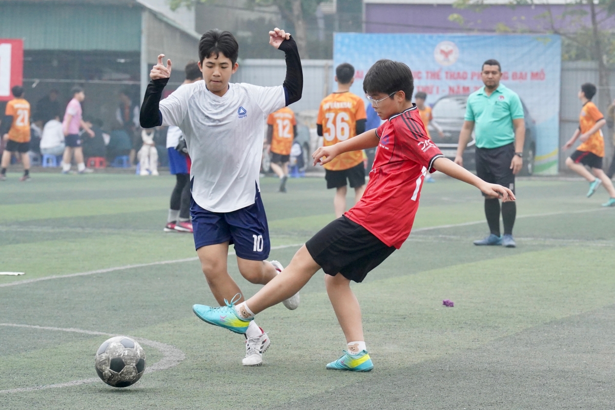 Ngay sau tieng coi khai cuoc cac cau thu 9A3 da chu dong dang cao doi hinh lien tuc to chuc tan cong nham tim kiem ban thang som. 