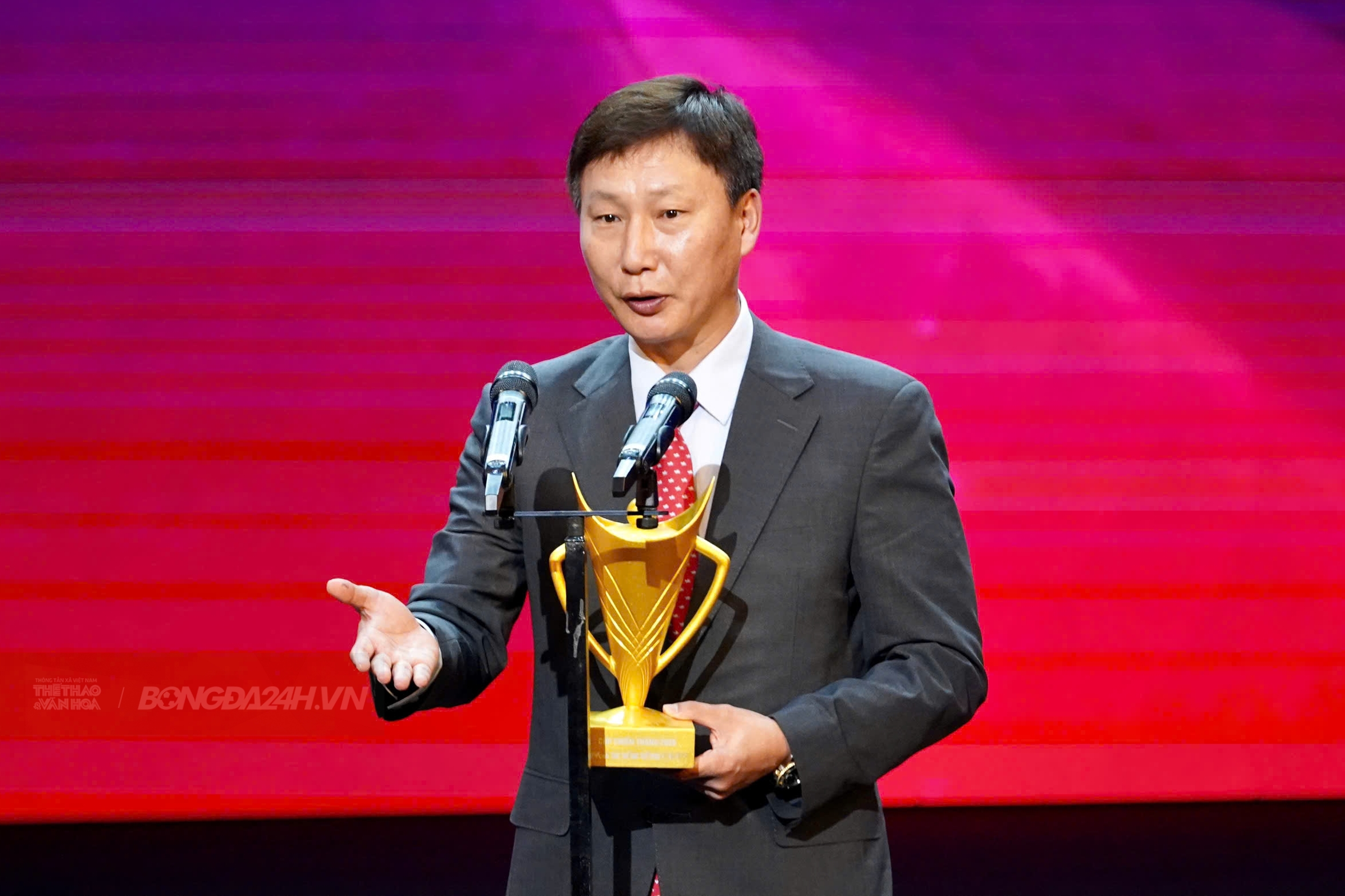 HLV Kim Sang Sik nhan giai thuong Chuyen gia nuoc ngoai cua nam 2025