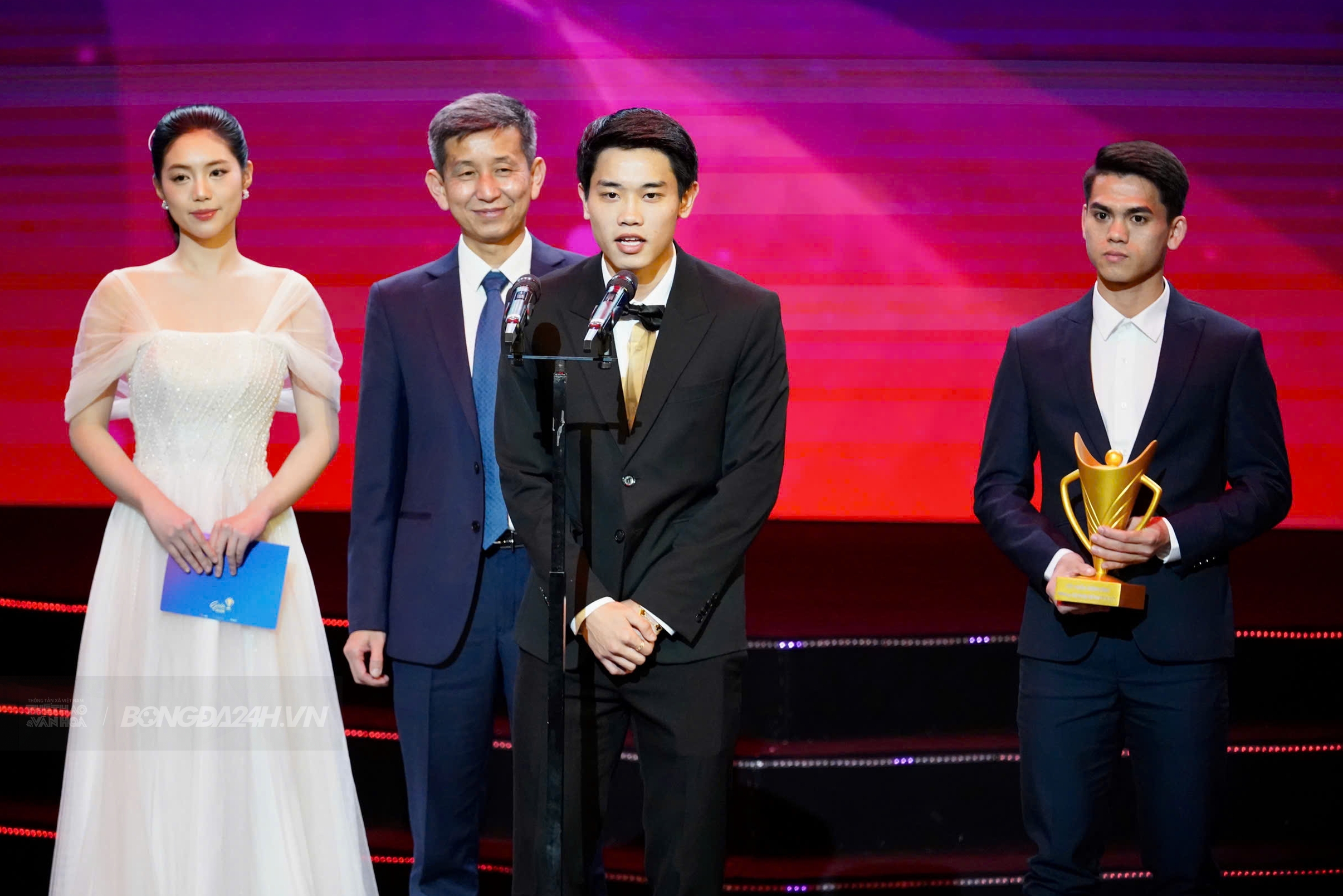 Đình Bắc bội thu giải thưởng tại Gala Cúp chiến thắng 2025 dinh Bac boi thu giai thuong tai Gala Cup chien thang 2025