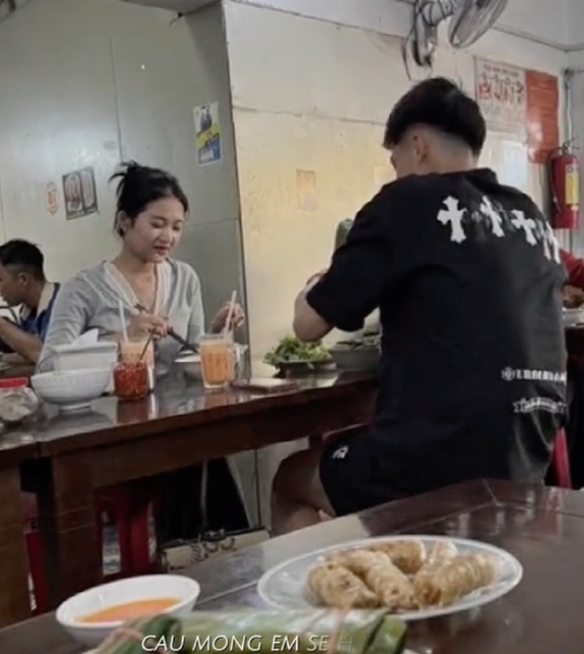 Lộ diện bạn gái của thủ môn Trần Trung Kiên 2 Lộ diện bạn gái của thủ môn Trần Trung Kiên 2