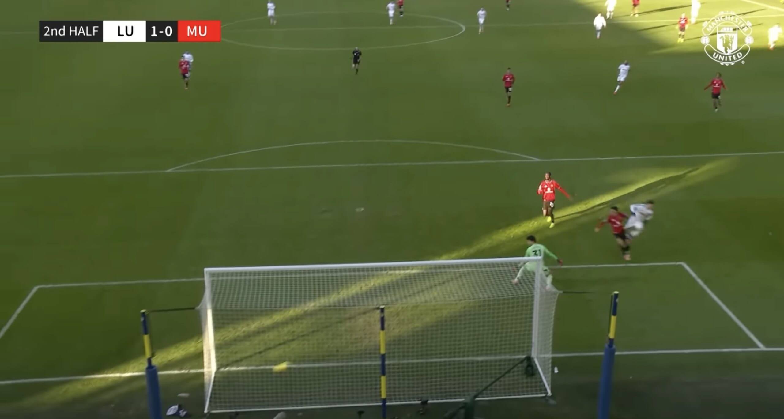 Senne Lammens Kẻ khiến khán giả nhầm tưởng với Peter Smeichel 7 Senne Lammens Kẻ khiến khán giả nhầm tưởng với Peter Smeichel 7