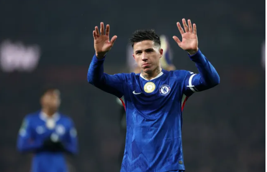 Huyen thoai Arsenal dung Enzo Fernandez de chi trich Liam Rosenior