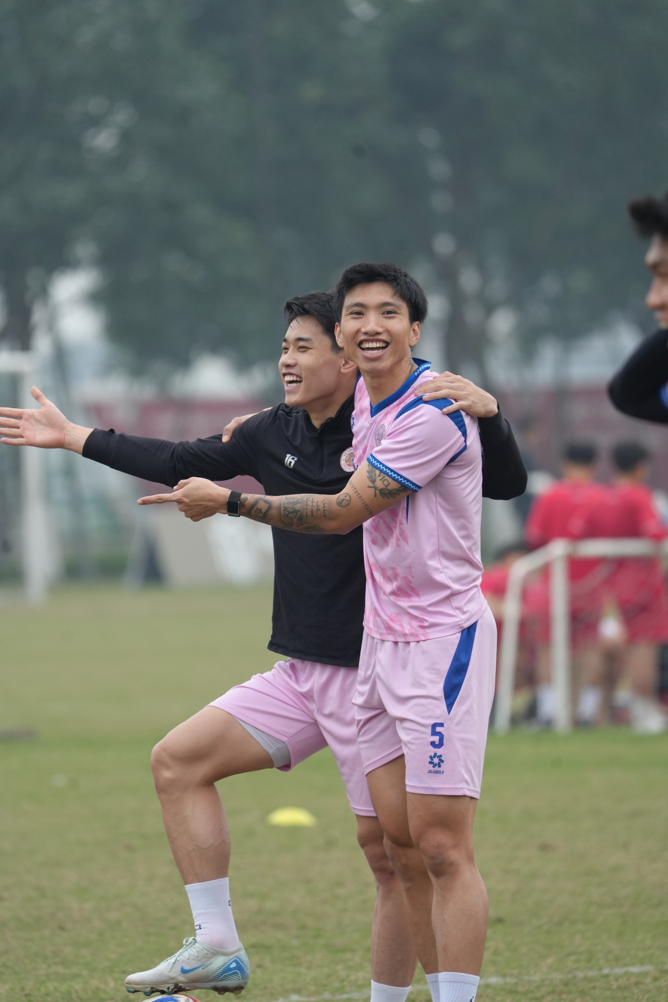 Văn Hậu xuất hiện tươi tỉnh trên sân tập của CLB CAHN 1