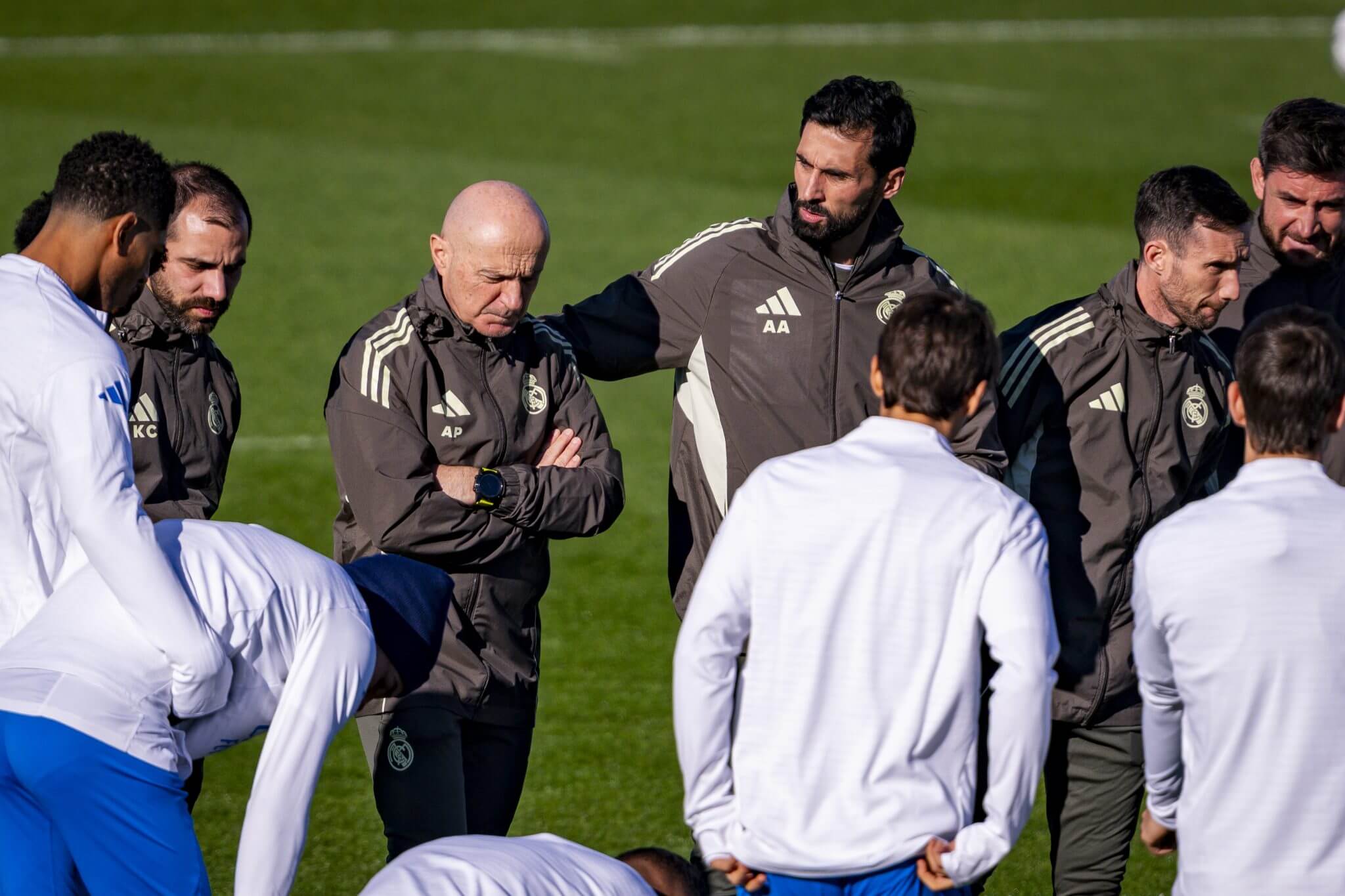 Vì sao các cầu thủ Real Madrid đeo mặt nạ khi tập luyện 2 Vì sao các cầu thủ Real Madrid đeo mặt nạ khi tập luyện 2