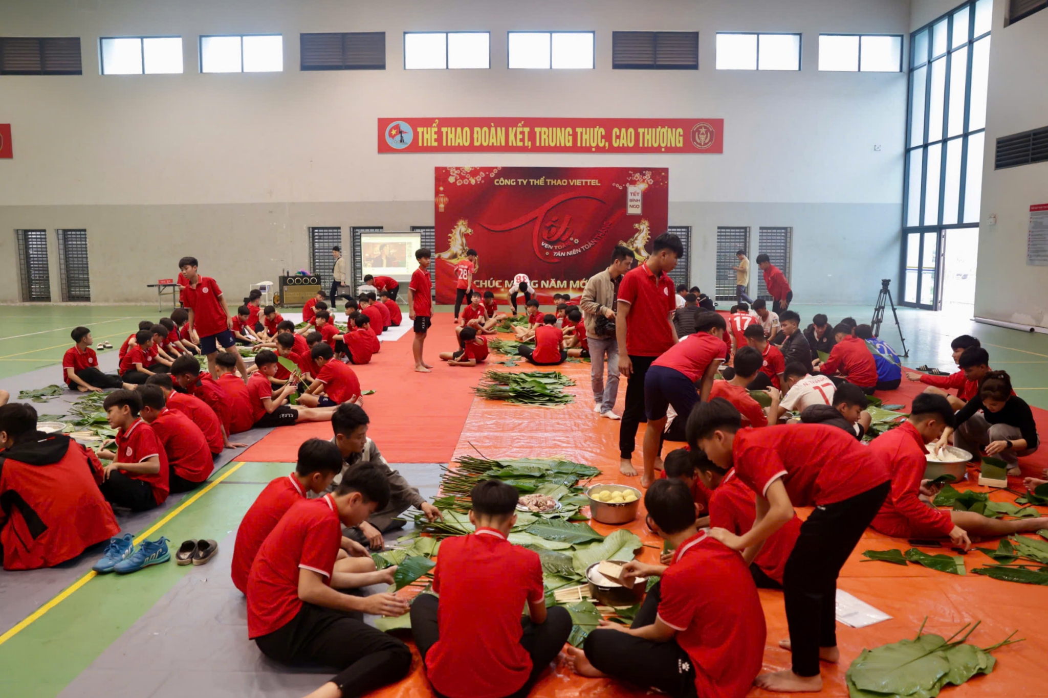 Khuất Văn Khang trổ tài gói bánh chưng 1