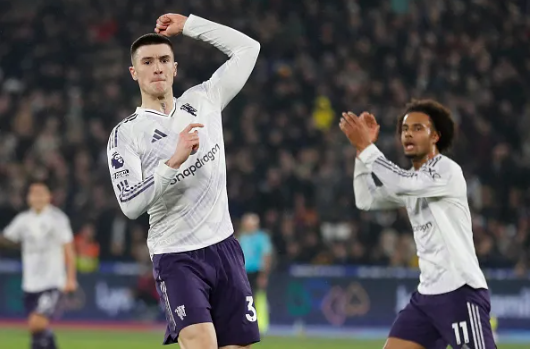 Michael Carrick nhan dinh ve Benjamin Sesko sau tran hoa West Ham.