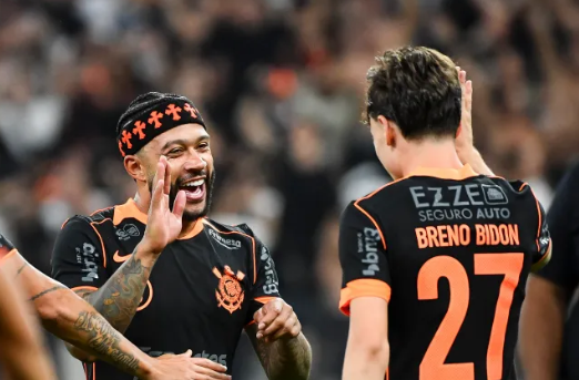 Memphis Depay ca ngoi dong doi Breno Bidon cua Corinthians.