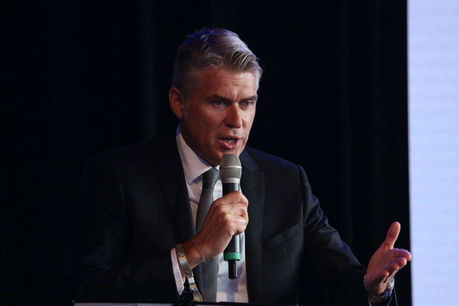 Trưởng ban trọng tài UEFA VAR đã trở nên quá soi mói! 1