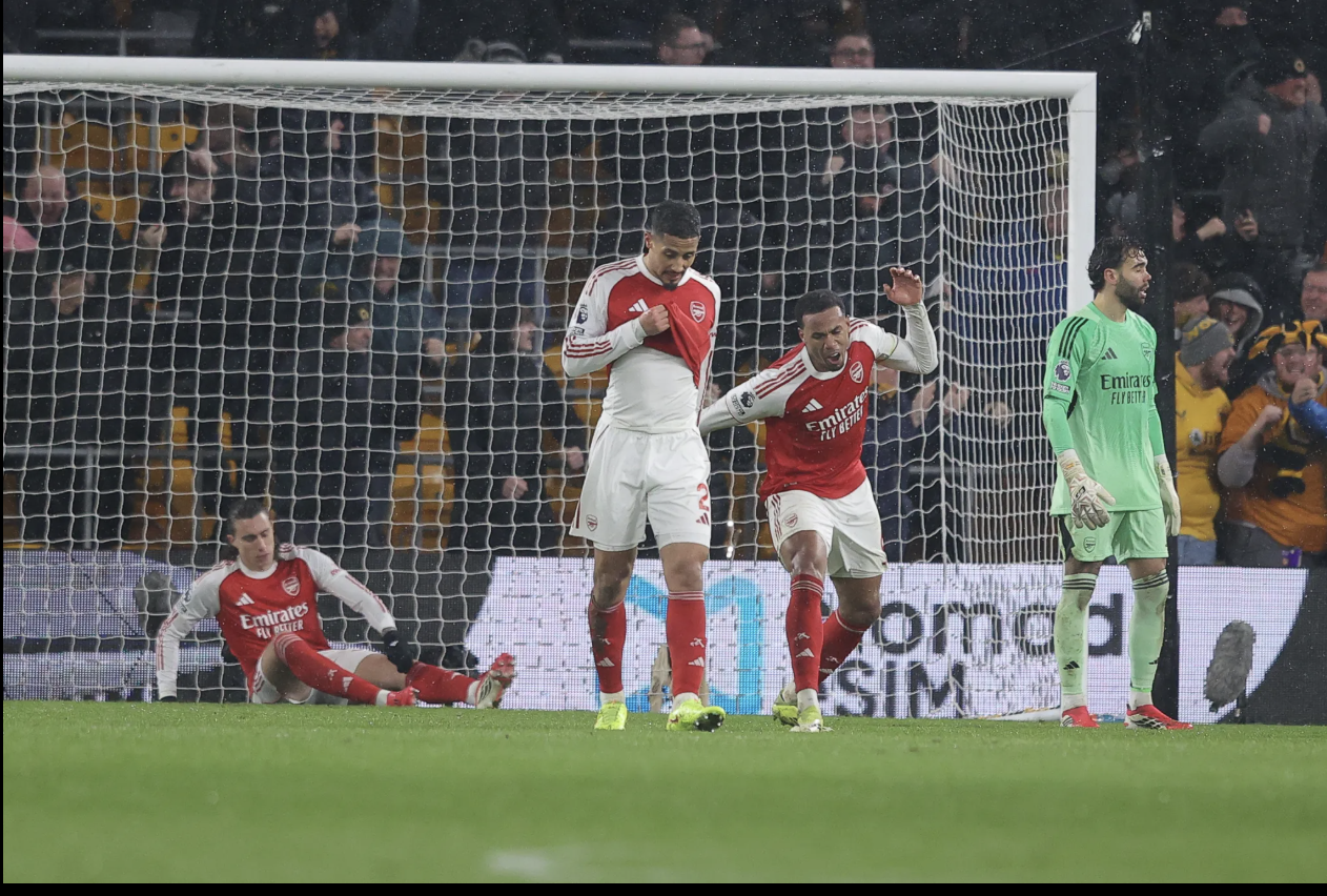 CĐV Arsenal phẫn nộ khi đội nhà đánh rơi chiến thắng trước Wolves 1 CĐV Arsenal phẫn nộ khi đội nhà đánh rơi chiến thắng trước Wolves 1