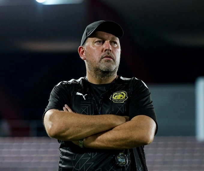 HLV Peter Cklamovski vs ĐT Malaysia HLV Peter Cklamovski vs dT Malaysia