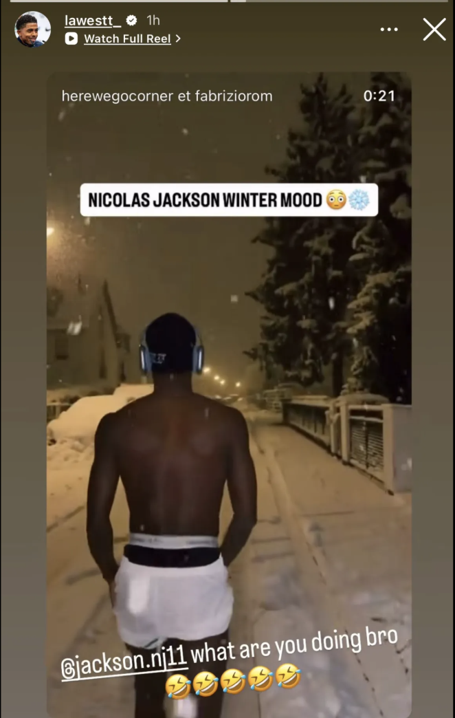 Jackson chỉ mặc quần đùi đi giữa trời tuyết 1