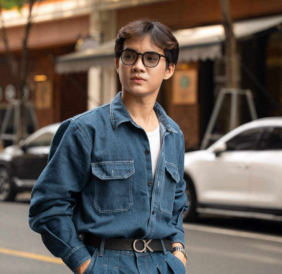 Tròng kính đổi màu mang đến sự tiện lợi 2 trong 1 Tròng kính đổi màu mang đến sự tiện lợi 2 trong 1