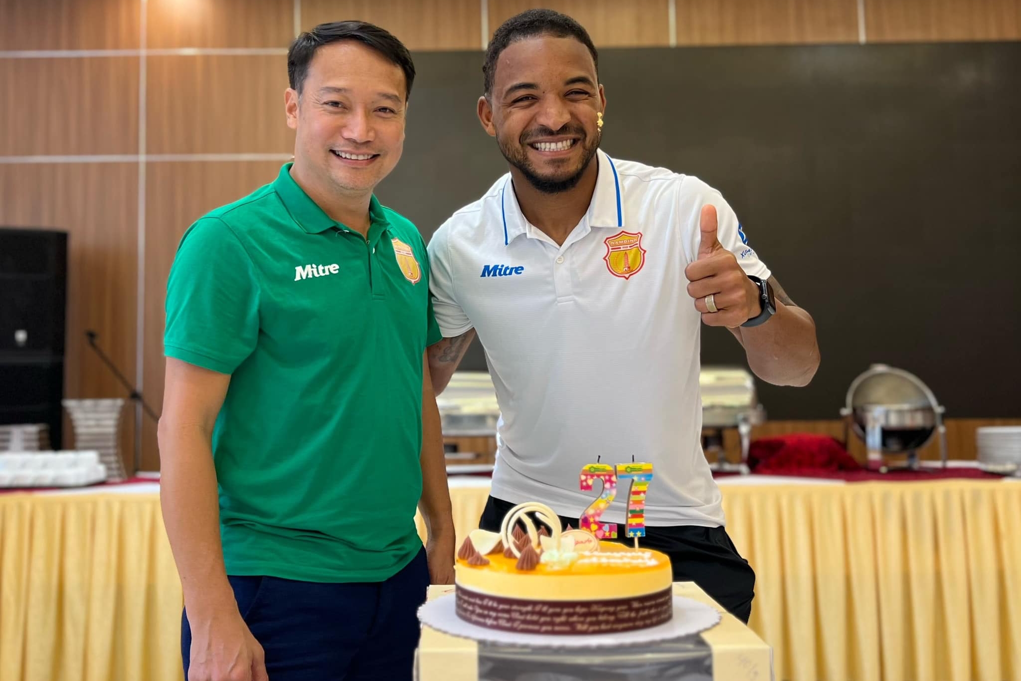 Cho man tai hop giua HLV Vu Hong Viet va Xuan Son