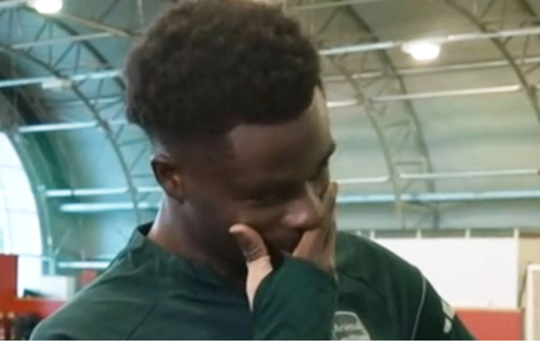 Bukayo Saka da xuc dong khi nhan duoc thu tu bo me sau khi ky hop dong moi.