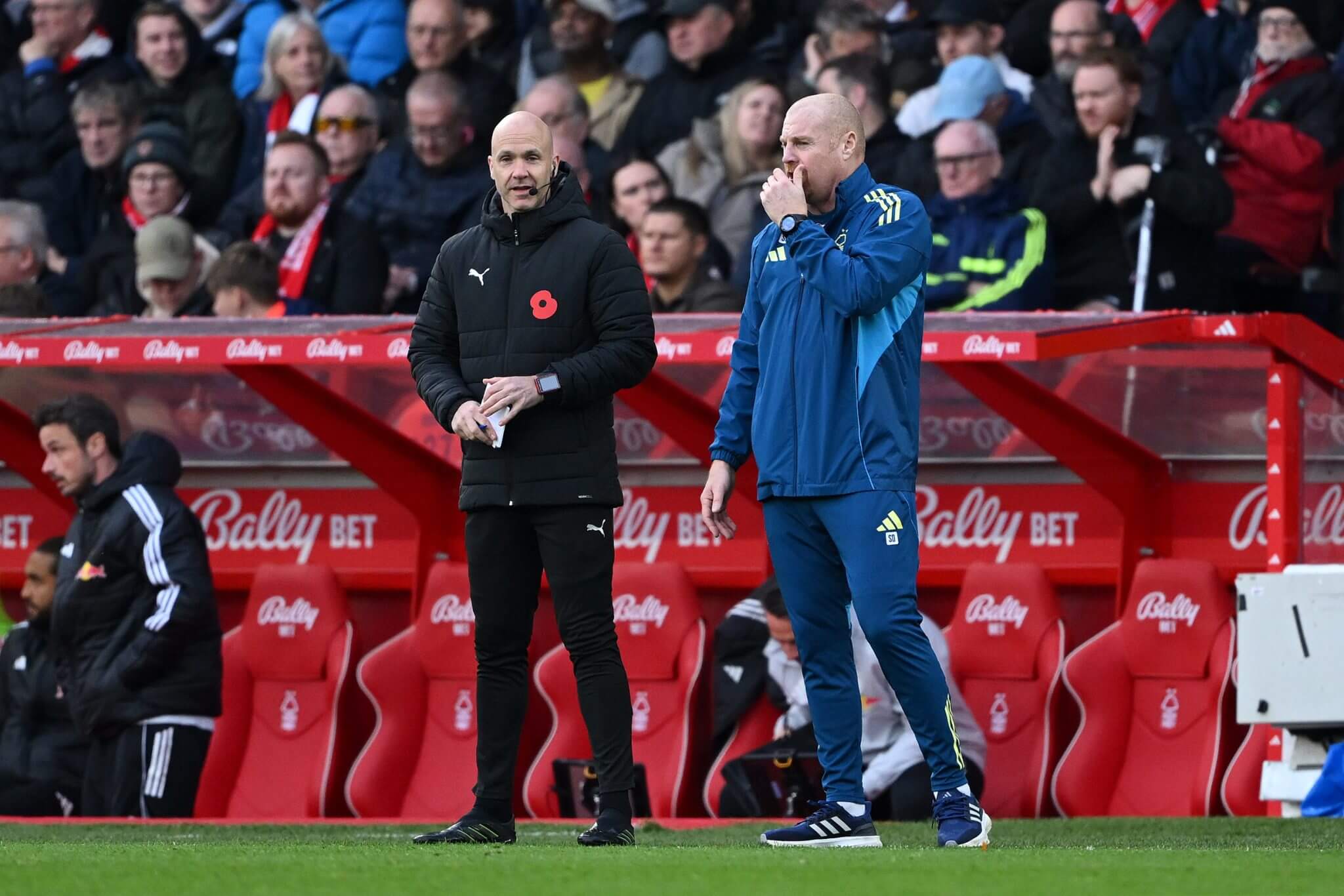 Vì sao cầu thủ luôn che miệng khi nói chuyện trên sân 3