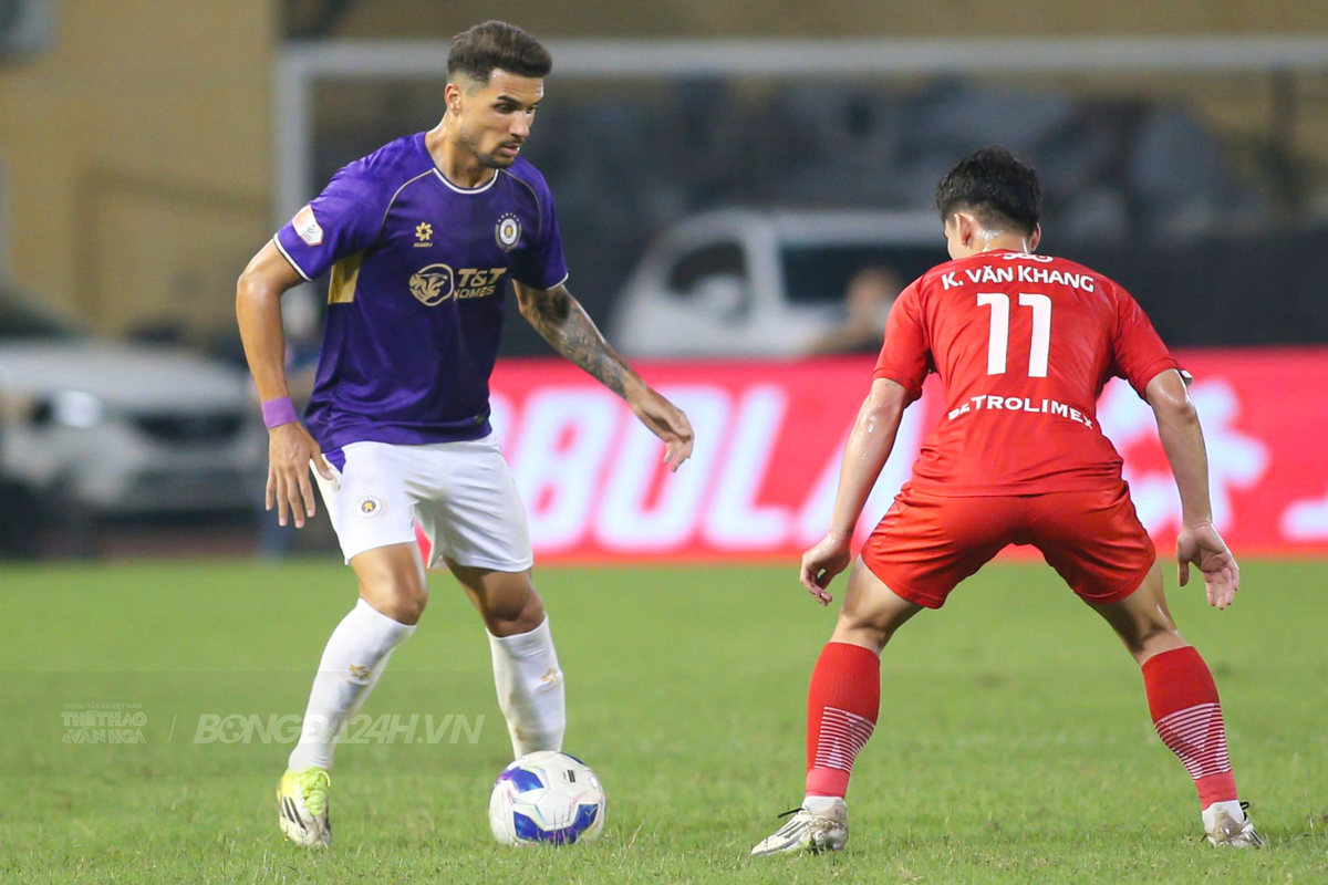 Ngoại binh Hà Nội FC nhận thẻ đỏ vì hành động lạ 6