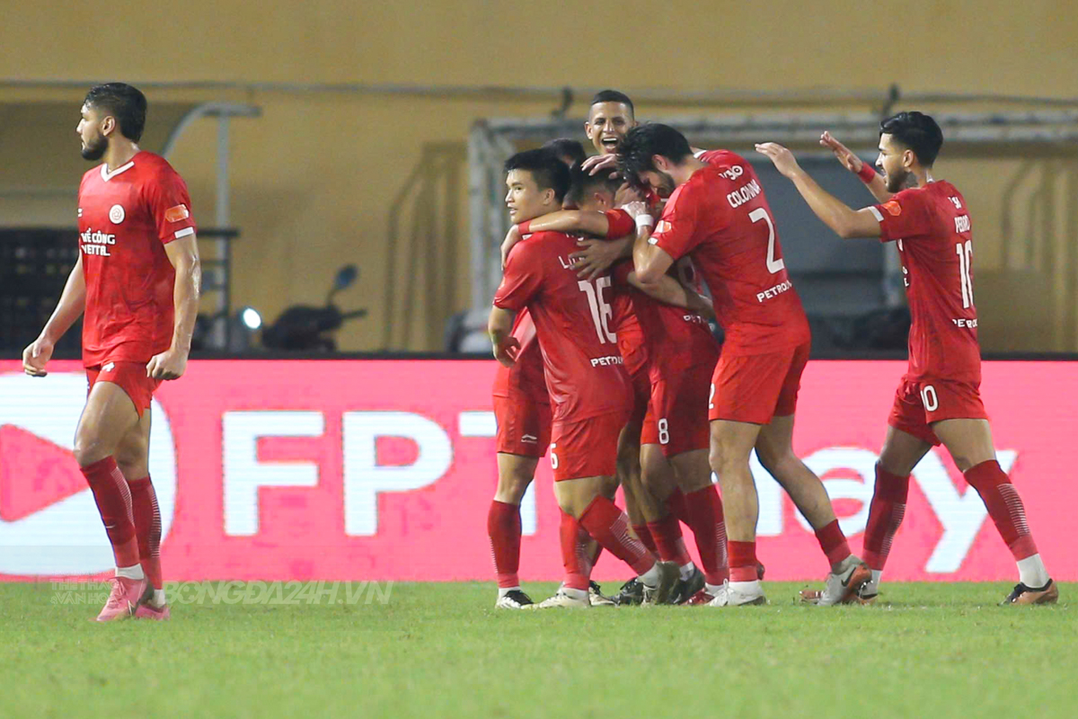 Ngoại binh Hà Nội FC nhận thẻ đỏ vì hành động lạ 4