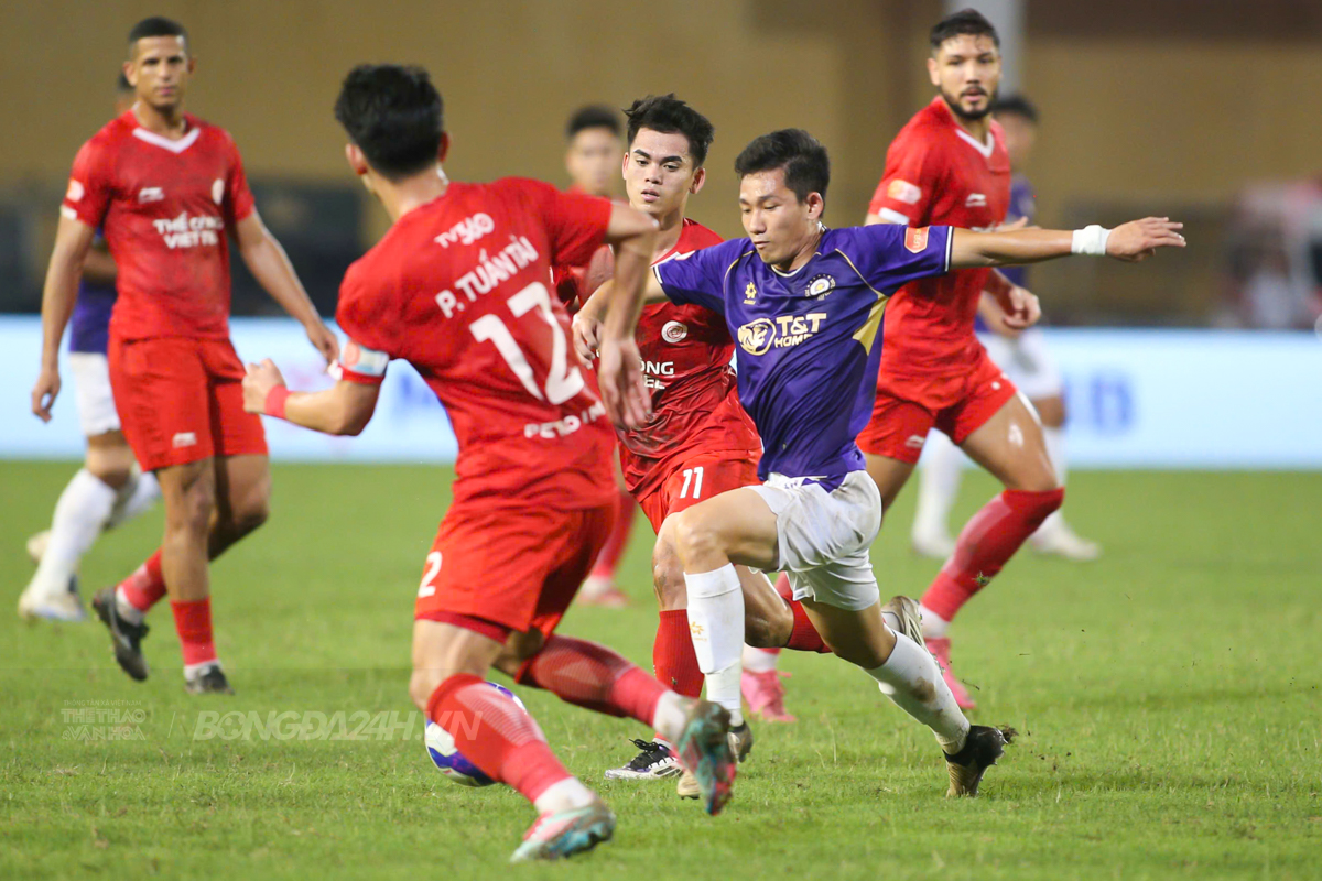 Ngoại binh Hà Nội FC nhận thẻ đỏ vì hành động lạ 7