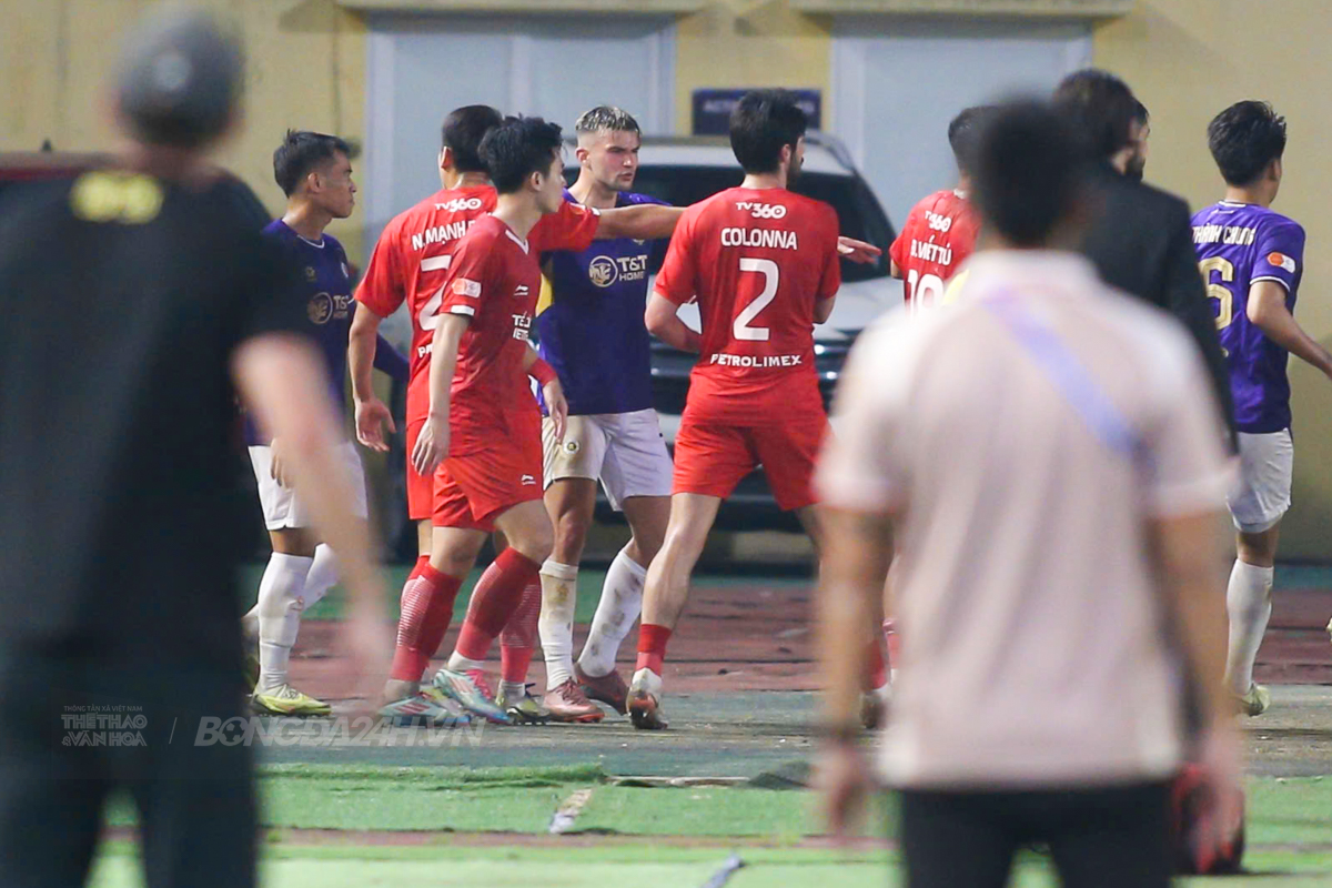 Ngoại binh Hà Nội FC nhận thẻ đỏ vì hành động lạ 2