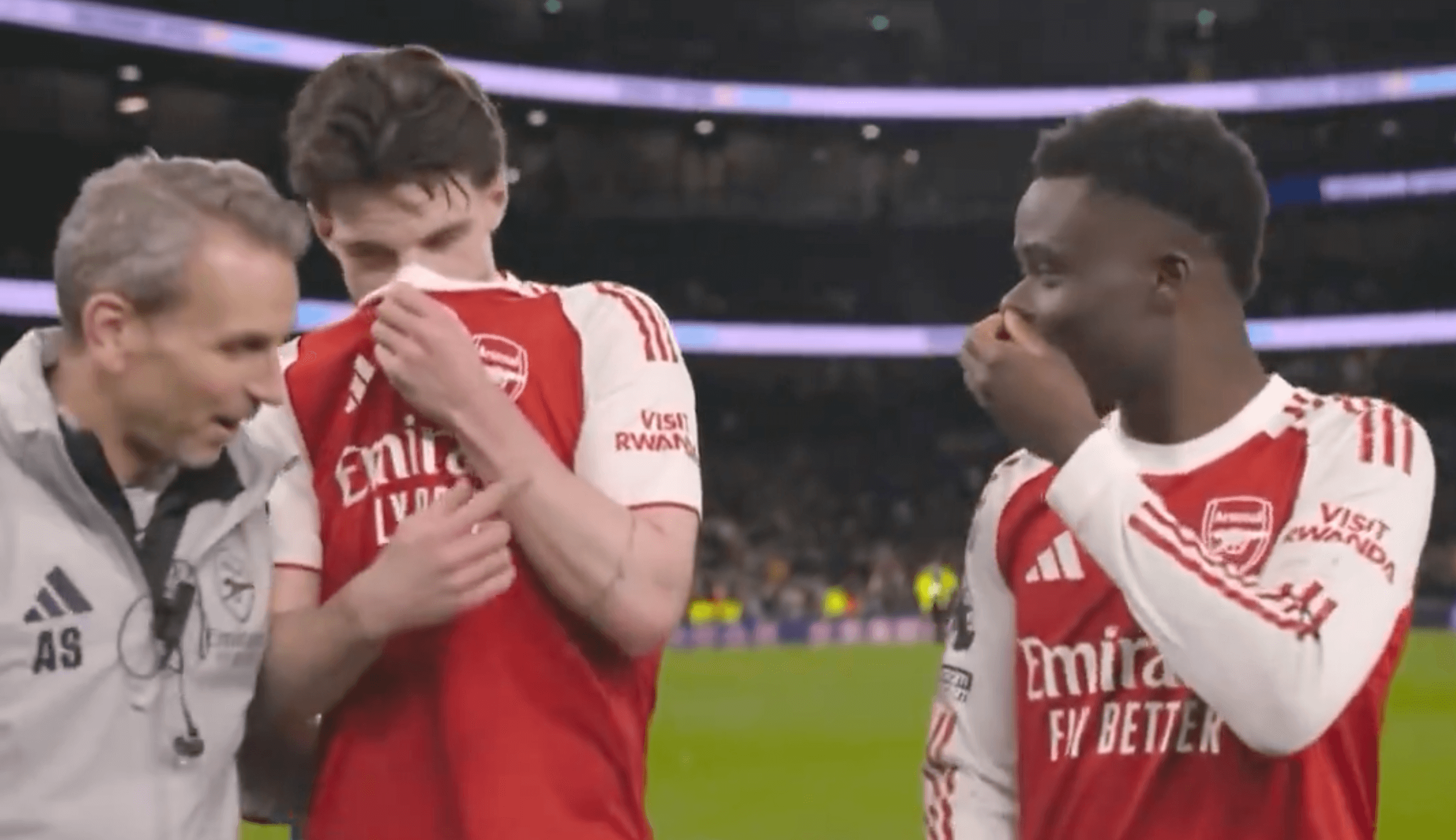 Vì sao cầu thủ luôn che miệng khi nói chuyện trên sân 4