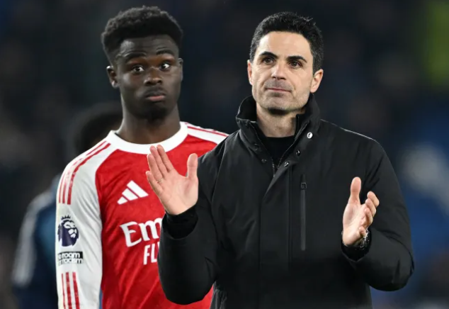 Mikel Arteta dap tra viec Fabian Hurzeler chi trich David Raya.