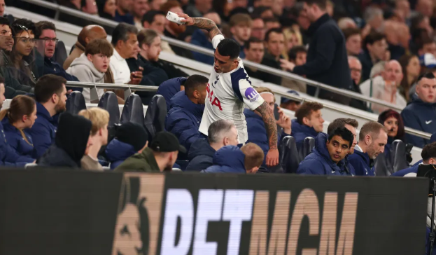 Sao Tottenham nổi điên khi bị thay ra trước Crystal Palace 1