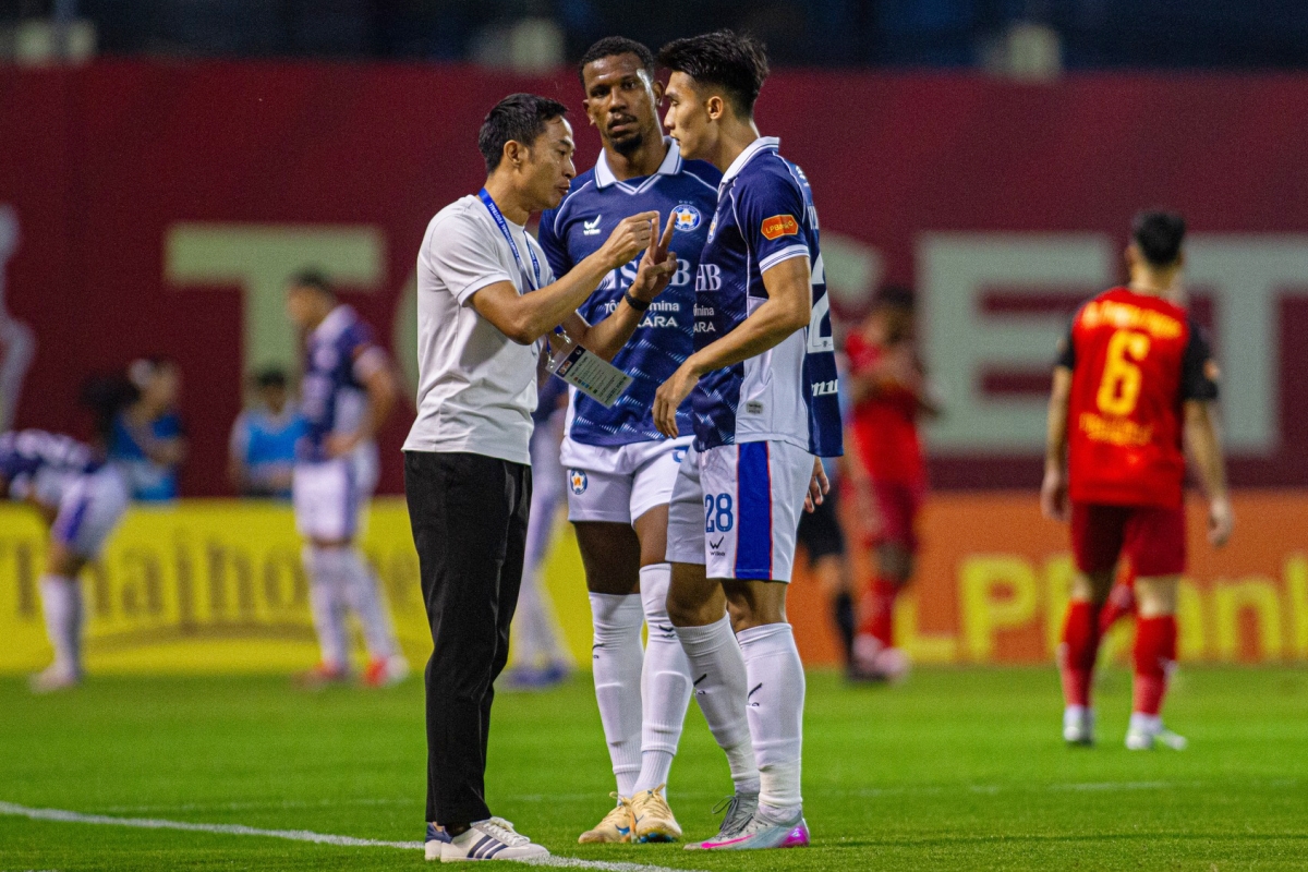 HLV Le duc Tuan cung da Nang cam chan Ninh Binh