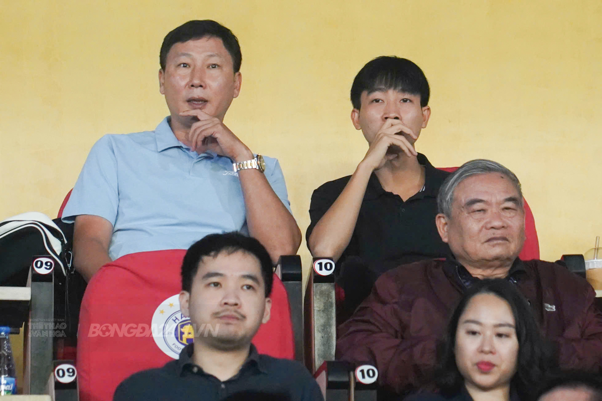 HLV Kim Sang Sik Ha Noi vs CAHN 8/3