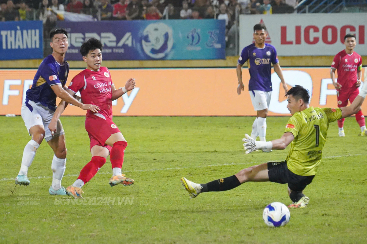 Sao nhập tịch Hoàng Hên giúp HLV Kim Sang Sik chứng kiến 3 điều lạ 7