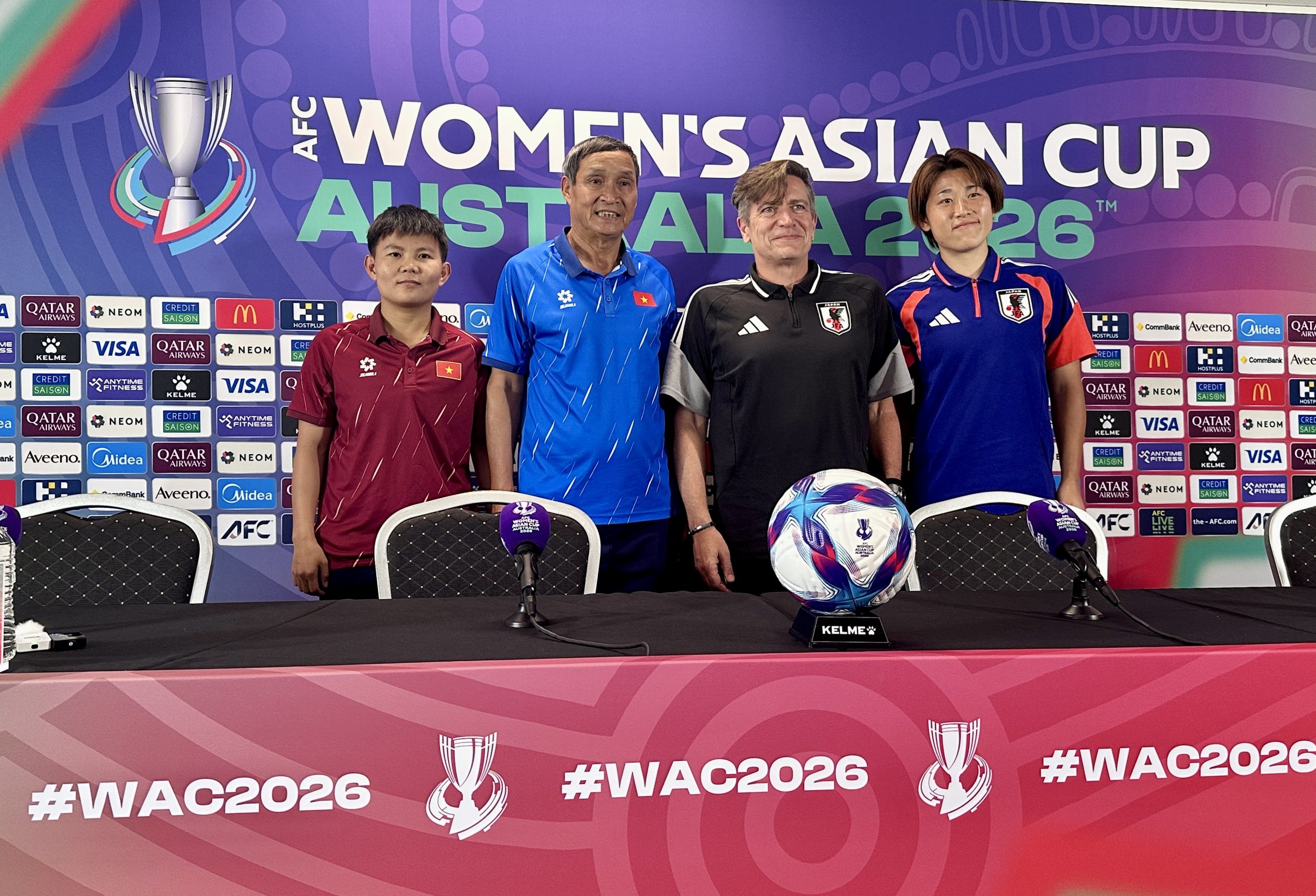 Trưa nay 9/3 HLV Mai Đức Chung và tiền vệ Nguyễn Thị Bích Thuỳ trong buổi họp báo trước trận gặp ĐT nữ Nhật Bản Trua nay 9/3 HLV Mai duc Chung va tien ve Nguyen Thi Bich Thuy trong buoi hop bao truoc tran gap dT nu Nhat Ban