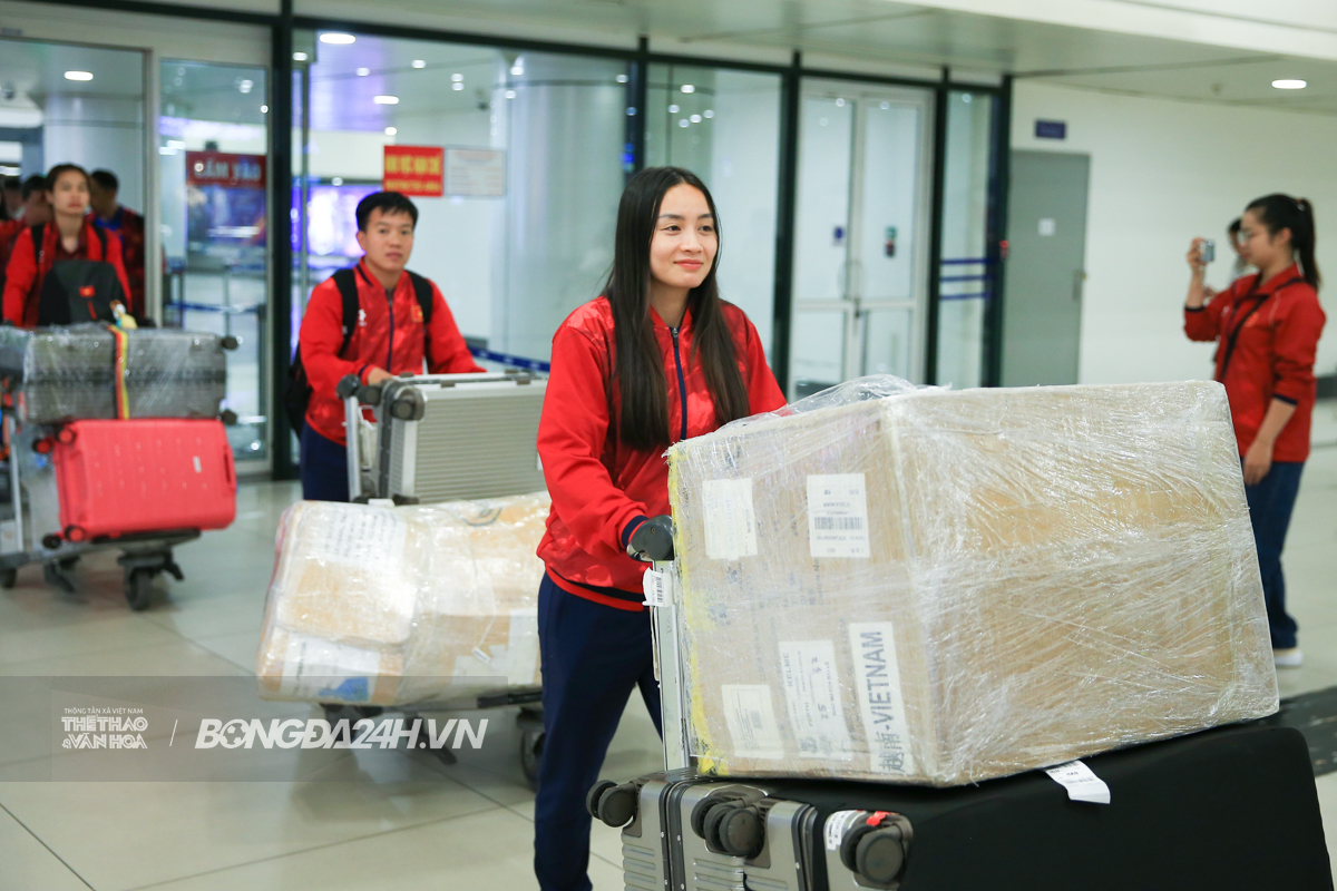 Trần Thị Duyên che mặt vì vết bầm ở mắt tại sân bay 6