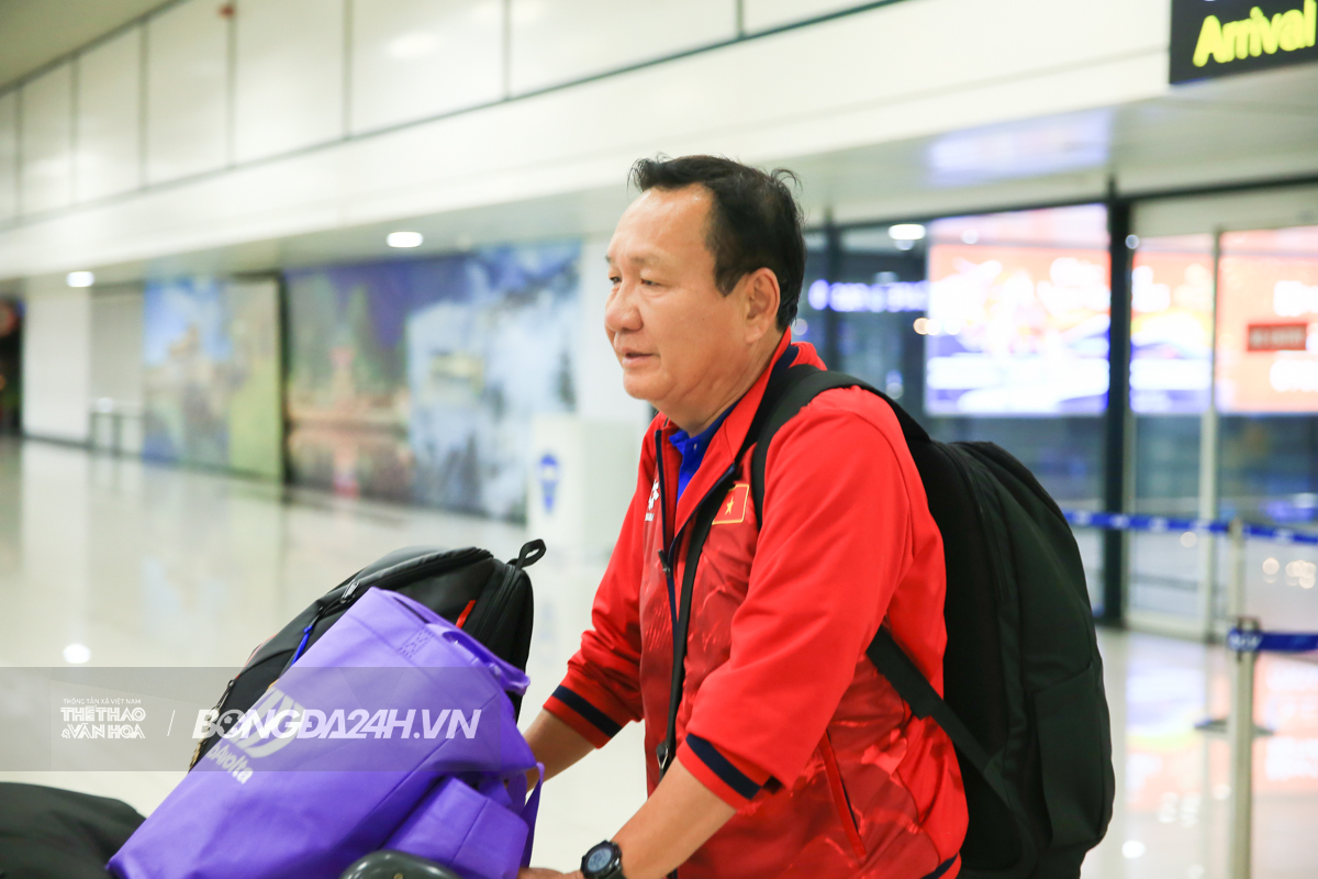 Trần Thị Duyên che mặt vì vết bầm ở mắt tại sân bay 2