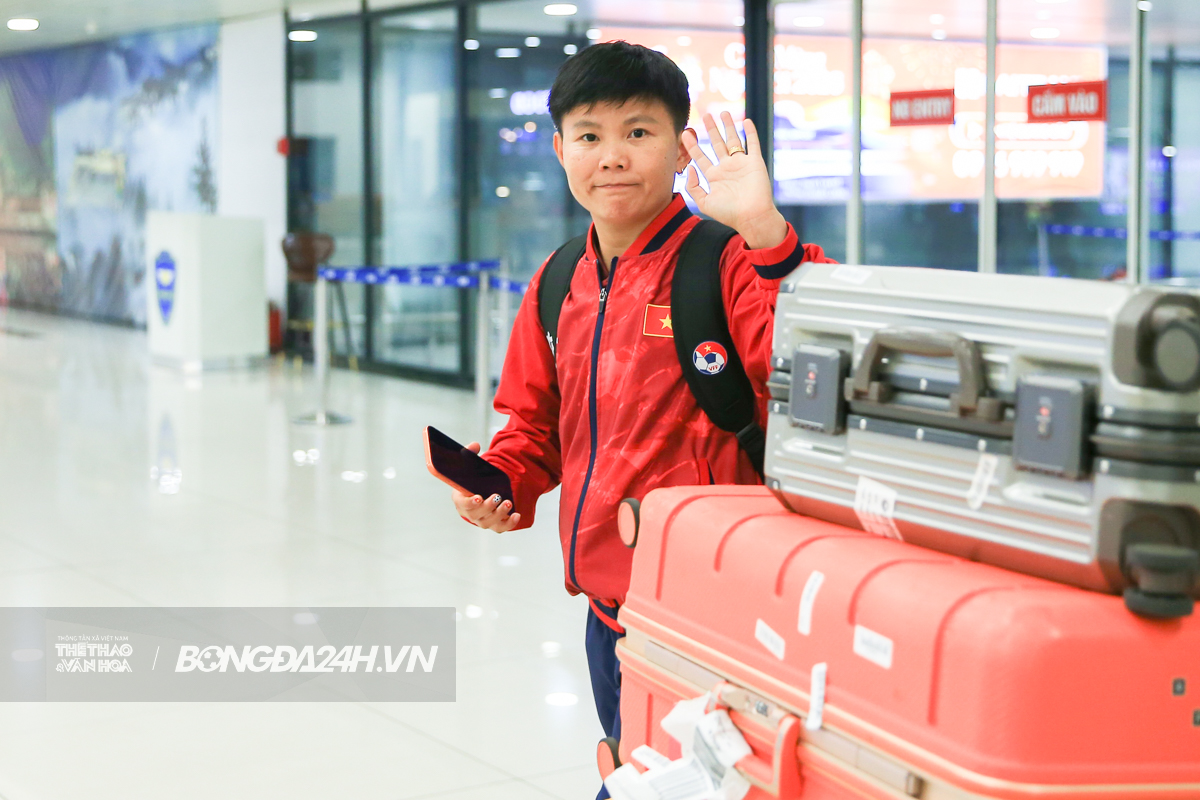 Trần Thị Duyên che mặt vì vết bầm ở mắt tại sân bay 3