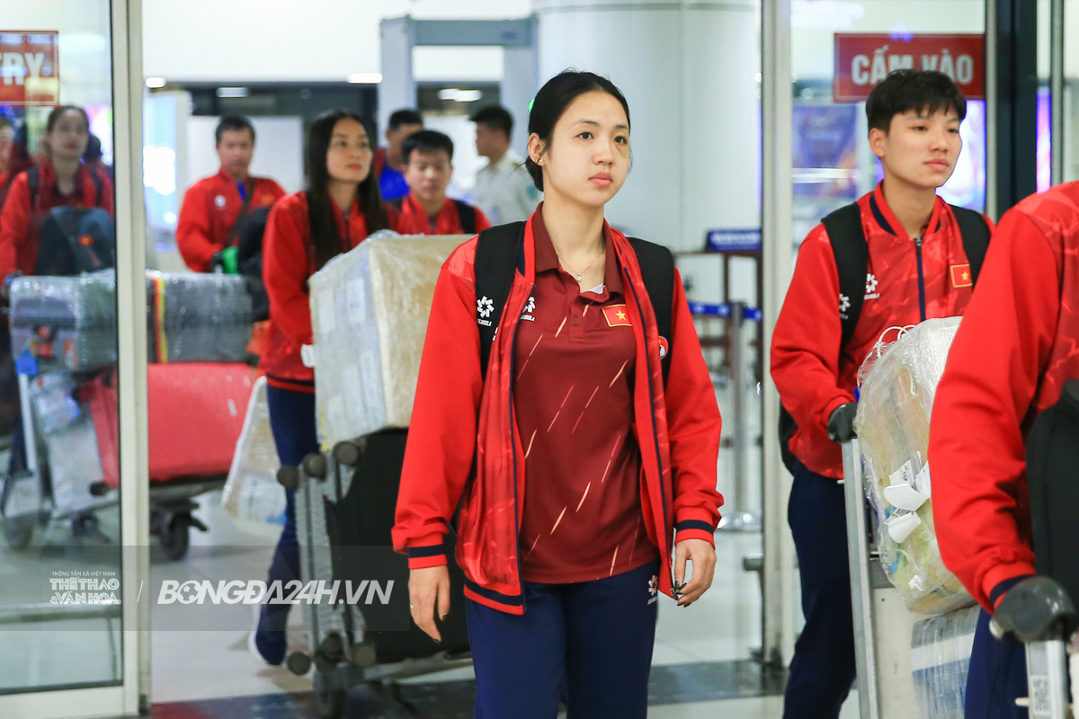 Trần Thị Duyên che mặt vì vết bầm ở mắt tại sân bay 5