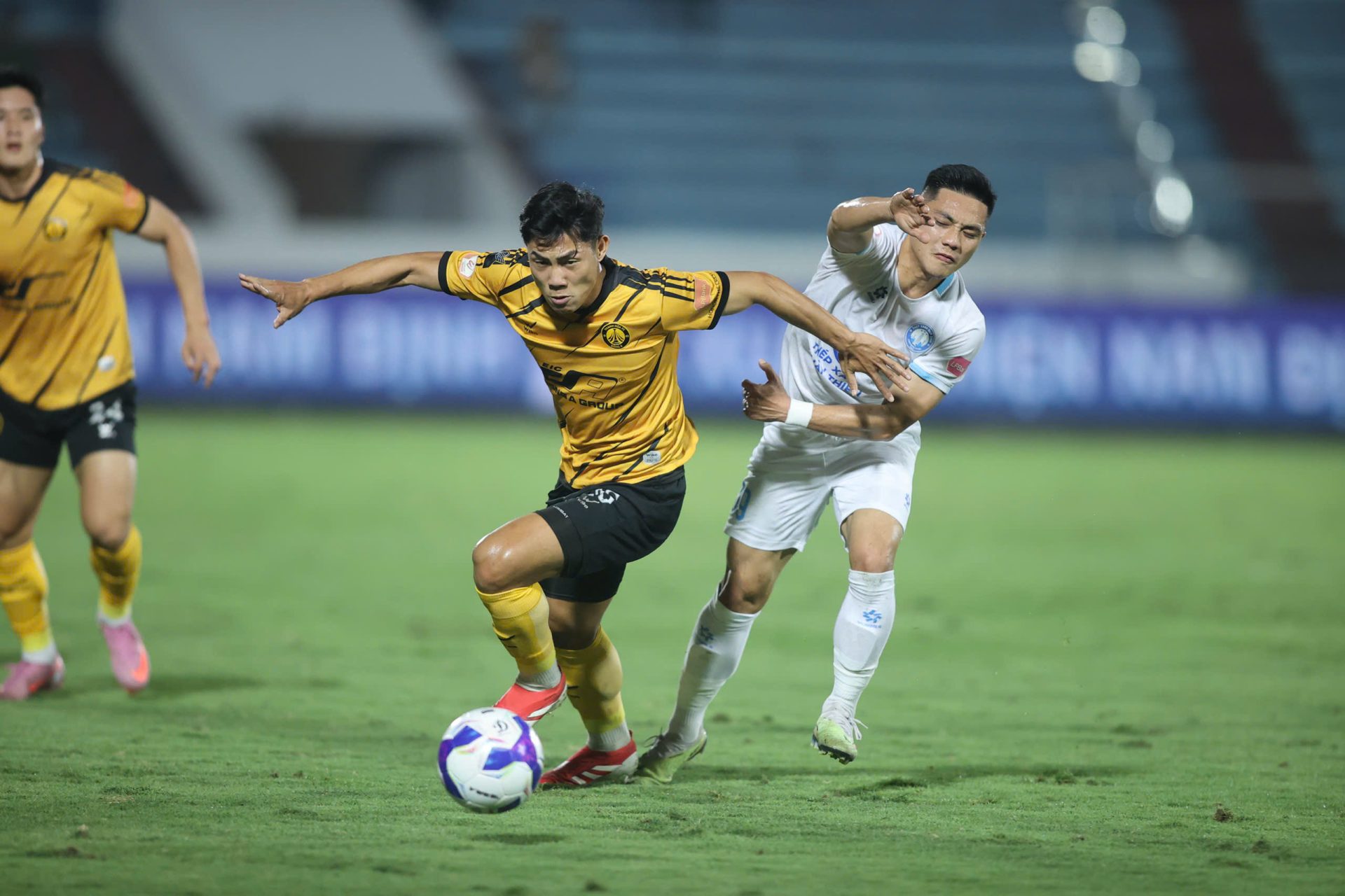 Nguyên Mạnh thừa nhận Nam Định thắng may CLB Thanh Hóa 1