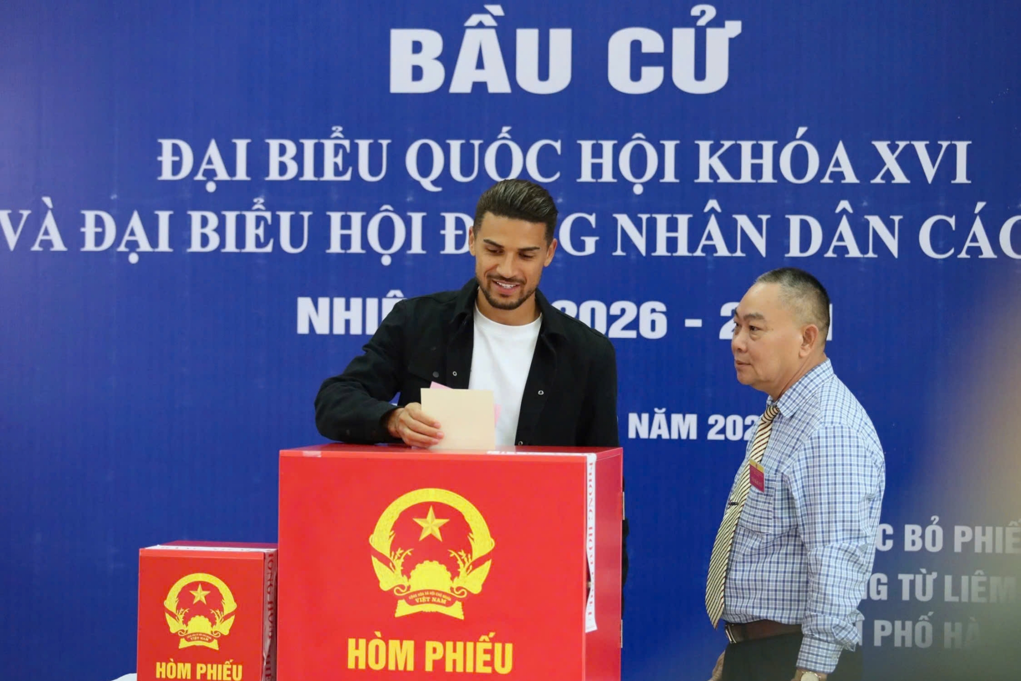 Đỗ Hoàng Hên đi bầu cử, tự hào là người Việt Nam 1