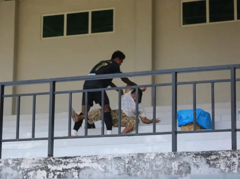 Hinh anh Maung Maung Lwin xo xat voi CdV