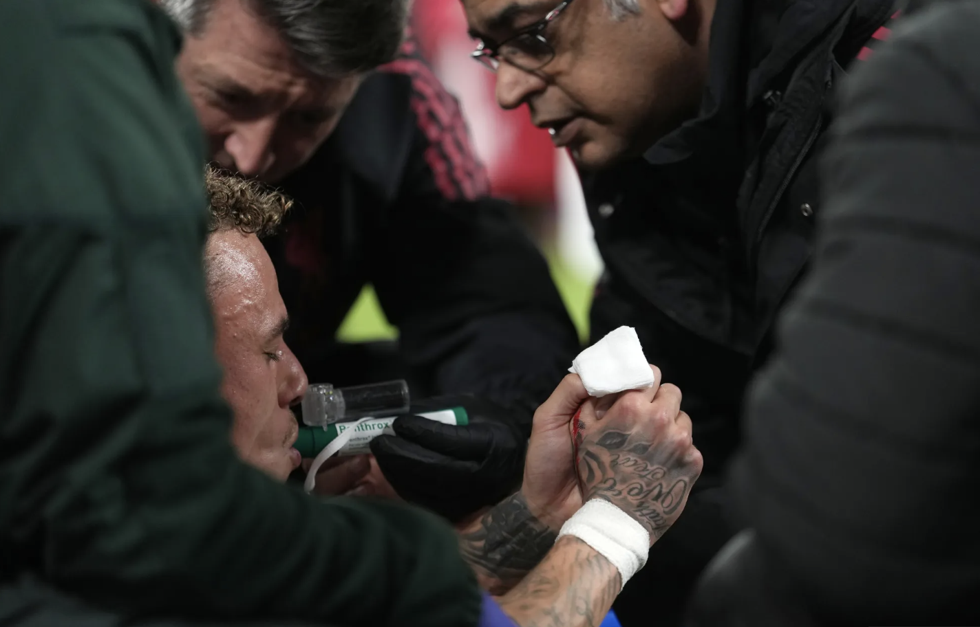 Noa Lang da duoc ho tro tho oxy khi roi san