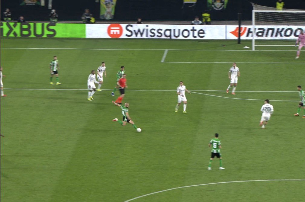 Siêu phẩm từ cự ly gần 40 mét của Sofyan Amrabat 1