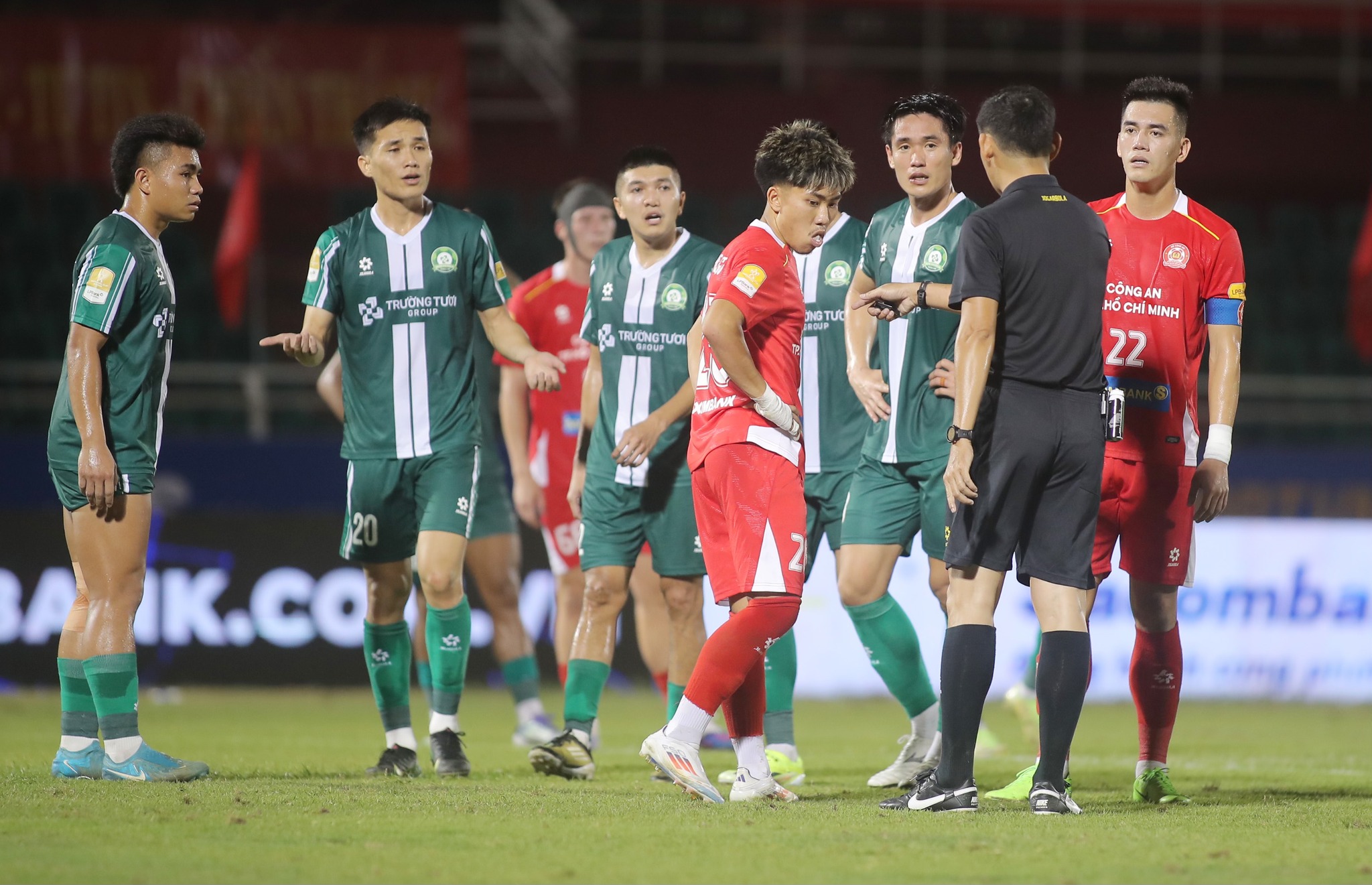 Tiến Linh nhường pen giúp đàn em Khoa Ngo tiếp tục tỏa sáng 1 Tiến Linh nhường pen giúp đàn em Khoa Ngo tiếp tục tỏa sáng 1