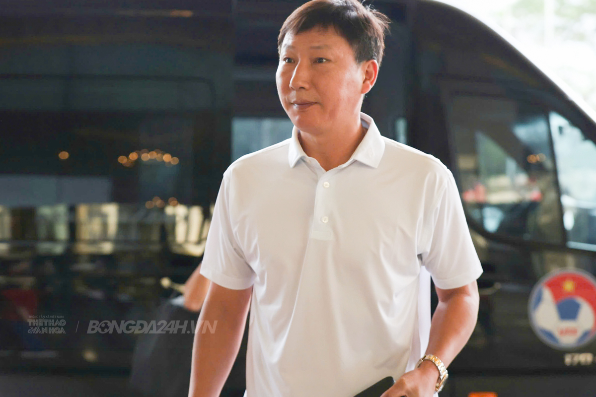 Đại diện VFF và HLV trưởng Kim Sang Sik dự lễ bốc thăm VCK Asian Cup 2027 1