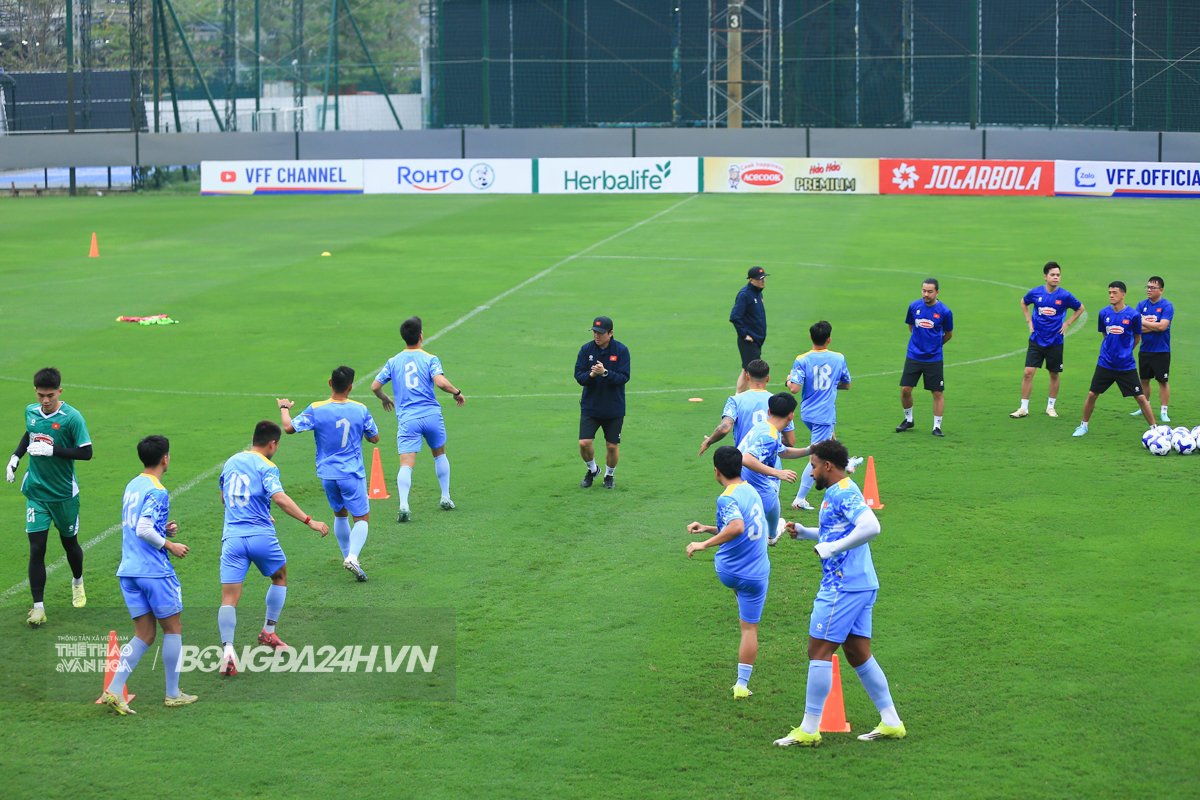 Xuân Son dính chấn thương ngay buổi tập đầu tiên cùng ĐT Việt Nam 8