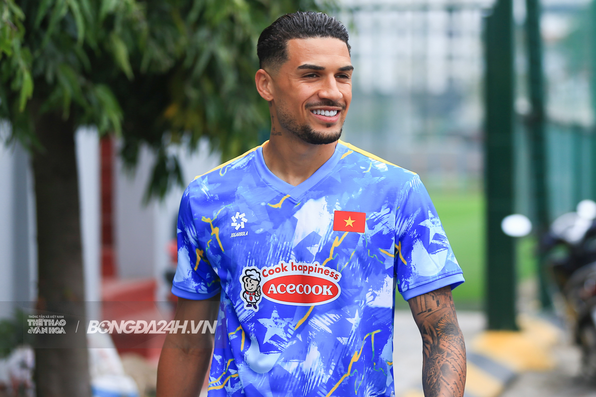 do Hoang Hen trong mau ao dT Viet Nam