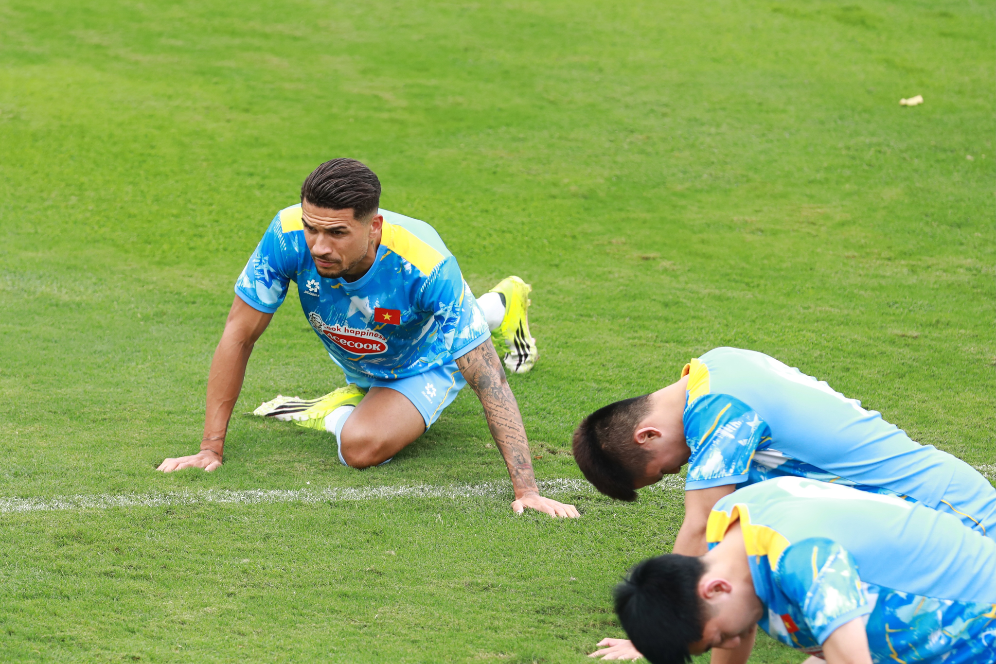 Xuân Son vẫn tập riêng, HLV Kim Sang Sik xỏ giày vào chơi bóng 3 Xuân Son vẫn tập riêng, HLV Kim Sang Sik xỏ giày vào chơi bóng 3