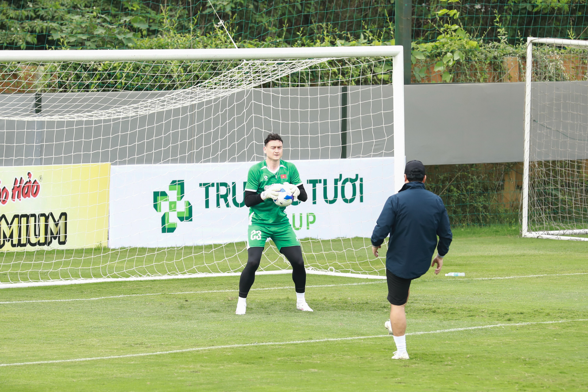 Xuân Son vẫn tập riêng, HLV Kim Sang Sik xỏ giày vào chơi bóng 4 Xuân Son vẫn tập riêng, HLV Kim Sang Sik xỏ giày vào chơi bóng 4