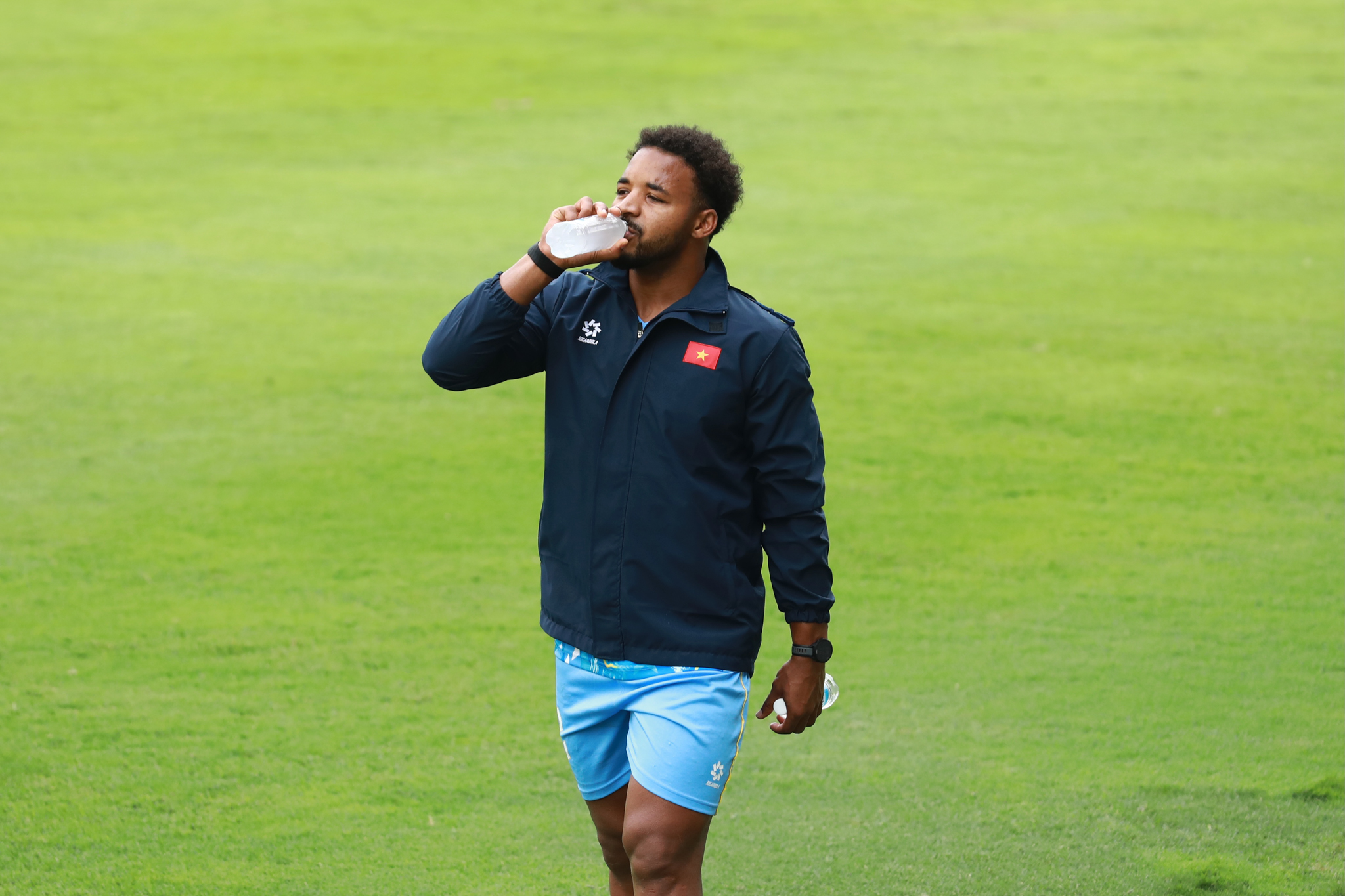 Xuân Son vẫn tập riêng, HLV Kim Sang Sik xỏ giày vào chơi bóng 2 Xuân Son vẫn tập riêng, HLV Kim Sang Sik xỏ giày vào chơi bóng 2