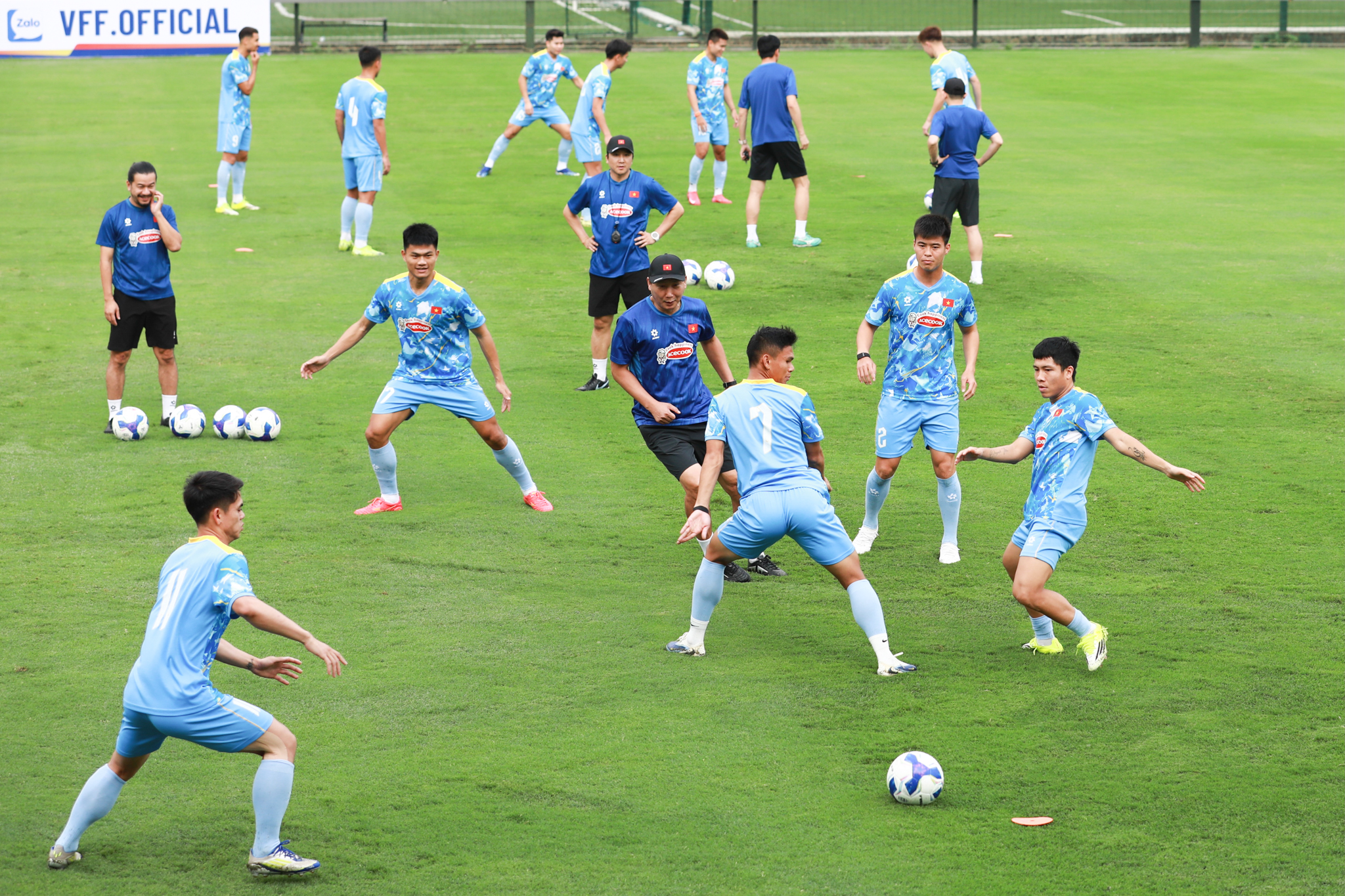 Xuân Son vẫn tập riêng, HLV Kim Sang Sik xỏ giày vào chơi bóng 5 Xuân Son vẫn tập riêng, HLV Kim Sang Sik xỏ giày vào chơi bóng 5