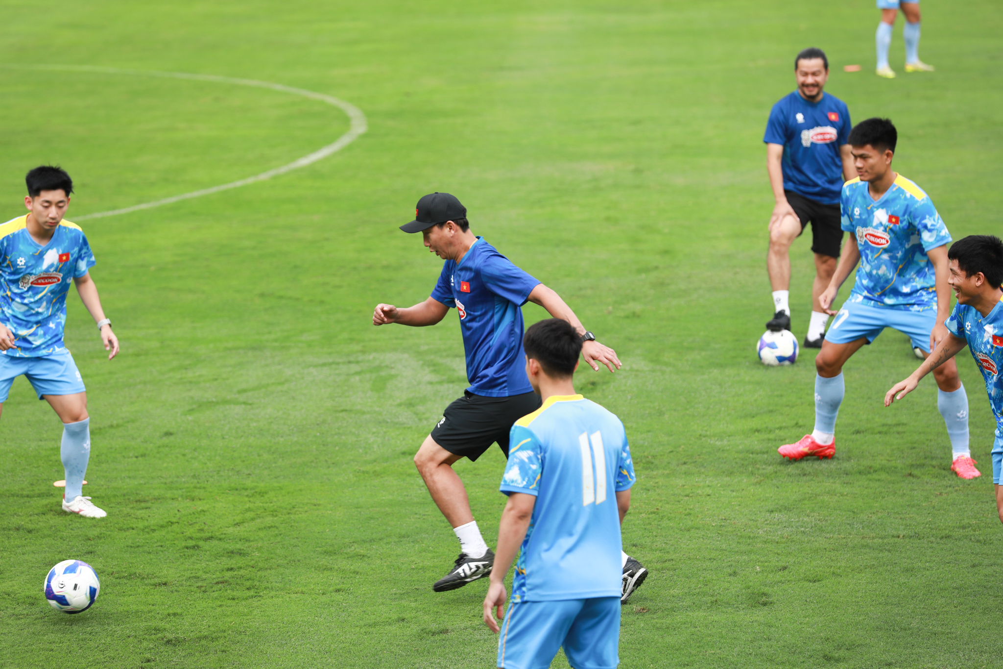 Xuân Son vẫn tập riêng, HLV Kim Sang Sik xỏ giày vào chơi bóng 6 Xuân Son vẫn tập riêng, HLV Kim Sang Sik xỏ giày vào chơi bóng 6