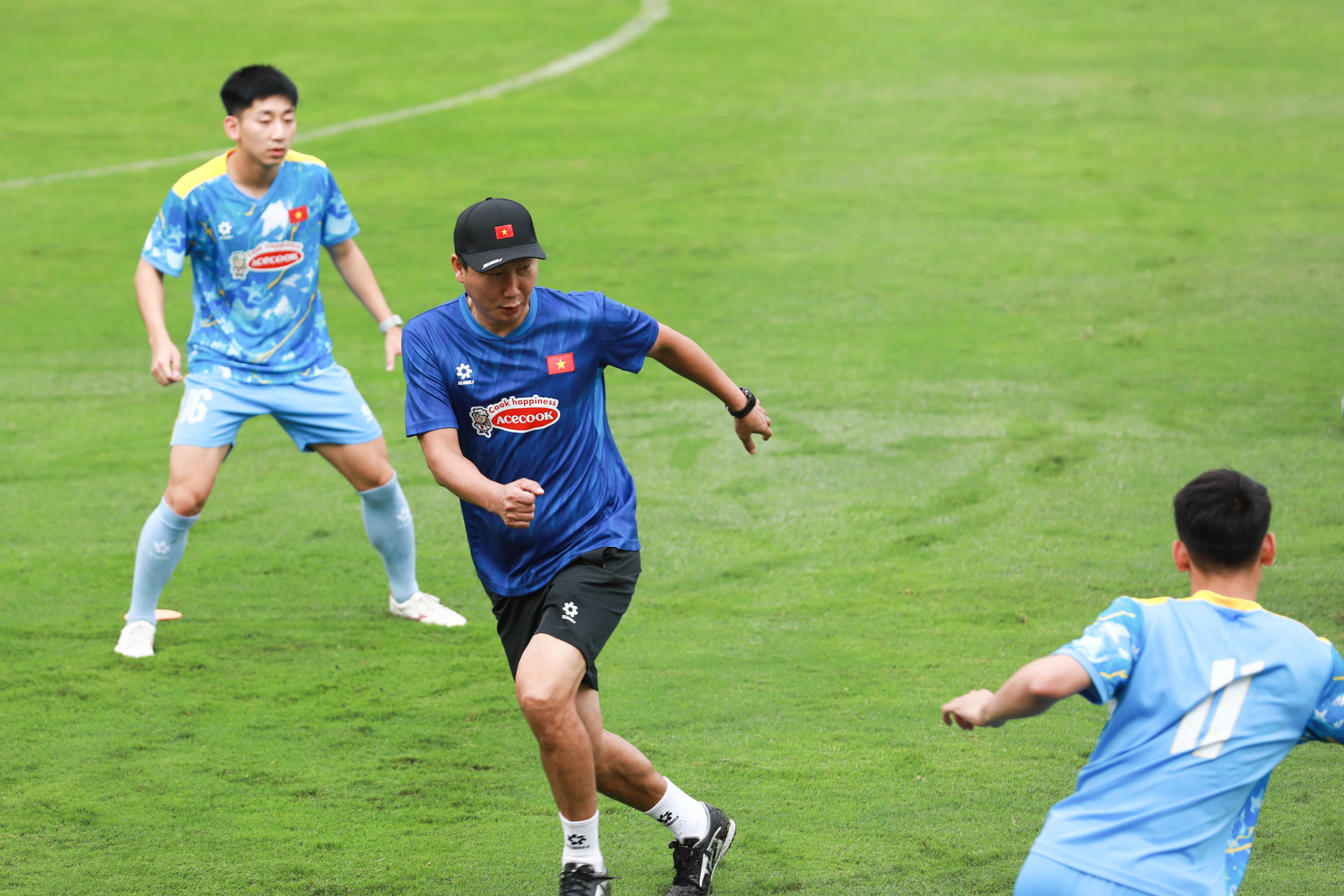 HLV Kim Sang Sik ĐT Việt Nam tập chiều 23/3 HLV Kim Sang Sik dT Viet Nam tap chieu 23/3